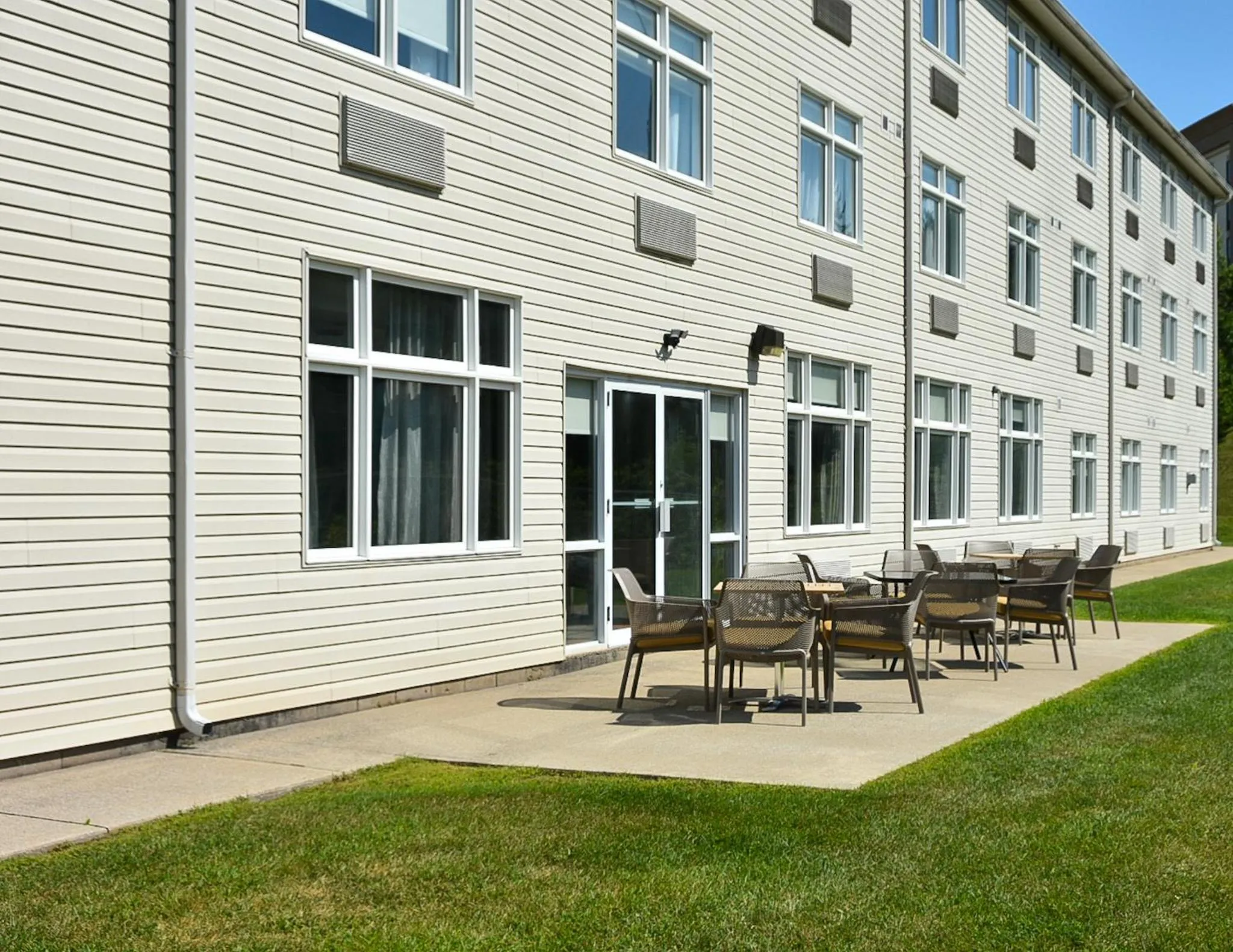 Property building in Four Points by Sheraton Barrie