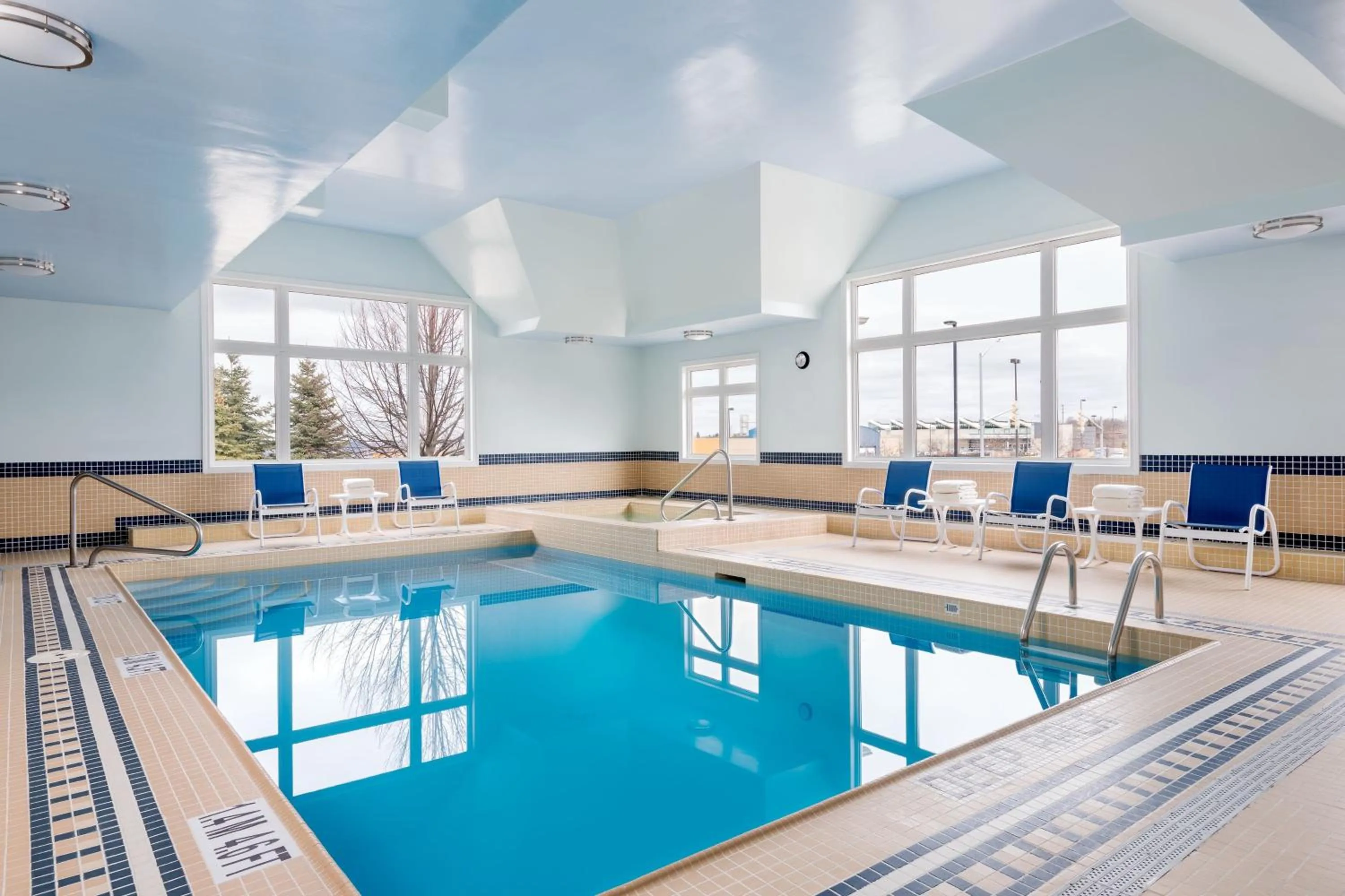 Swimming pool in Four Points by Sheraton Barrie