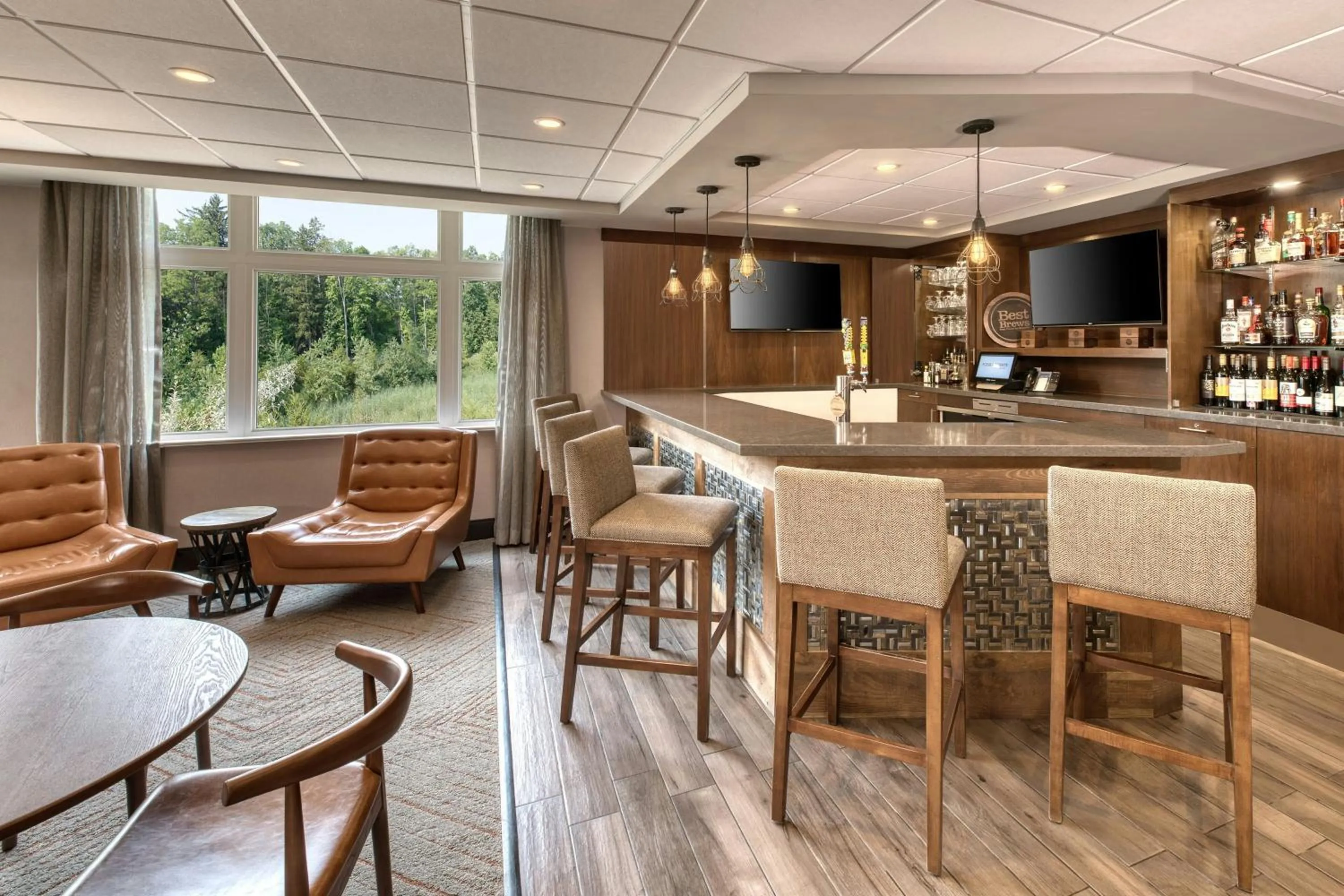 Lounge or bar in Four Points by Sheraton Barrie