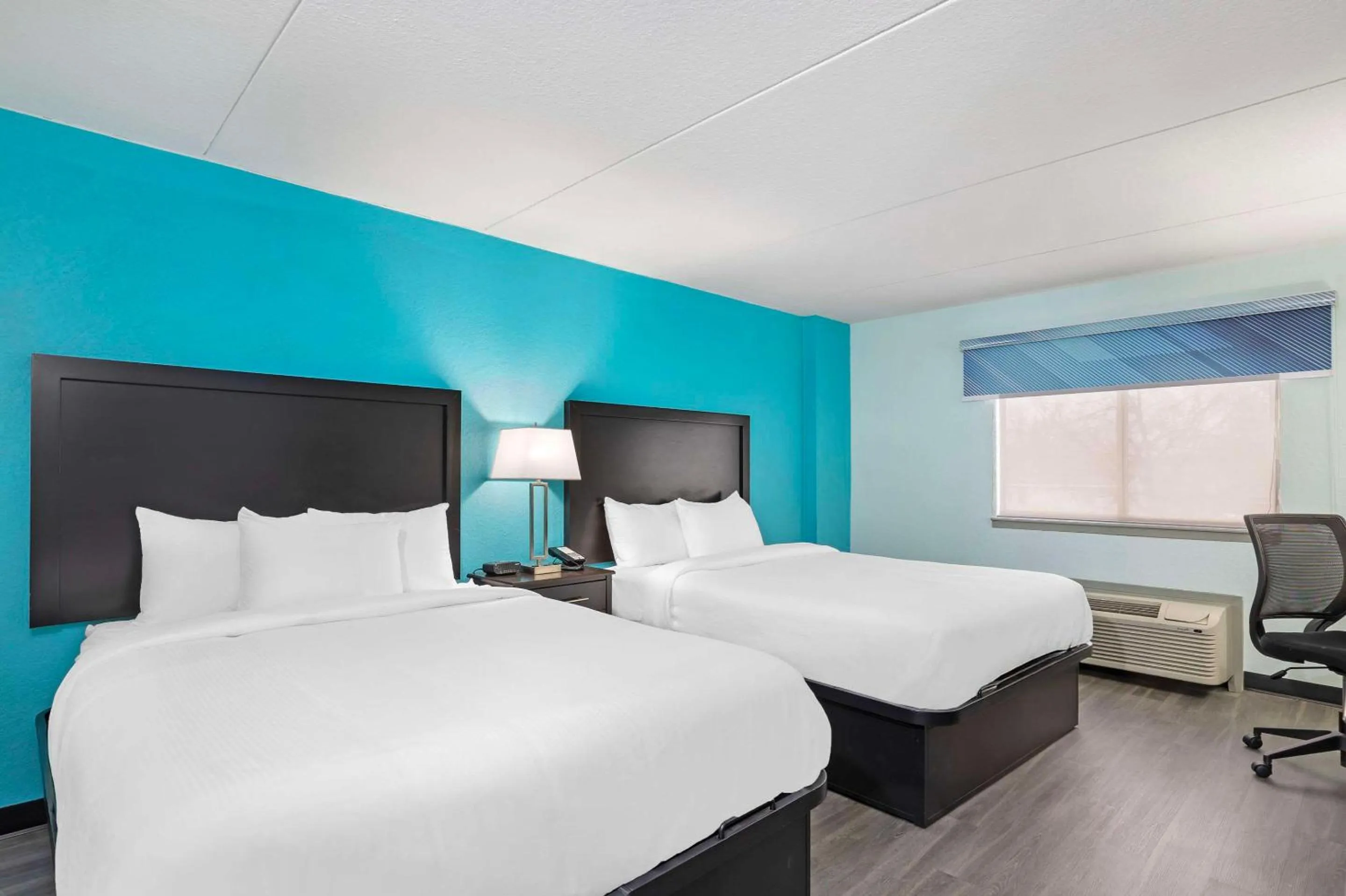 Bedroom, Bed in Ramada by Wyndham Des Moines Airport