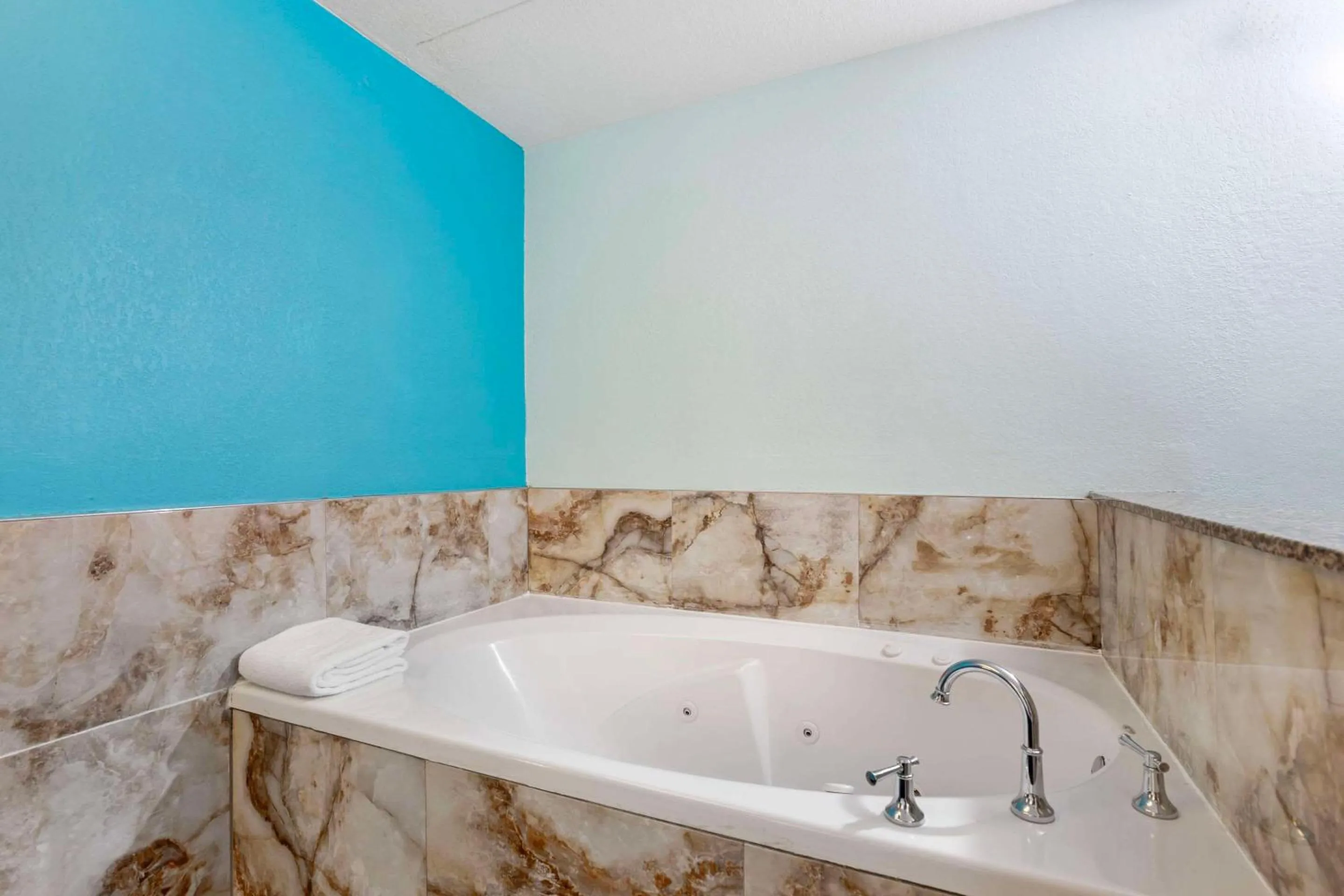 Bedroom in Ramada by Wyndham Des Moines Airport