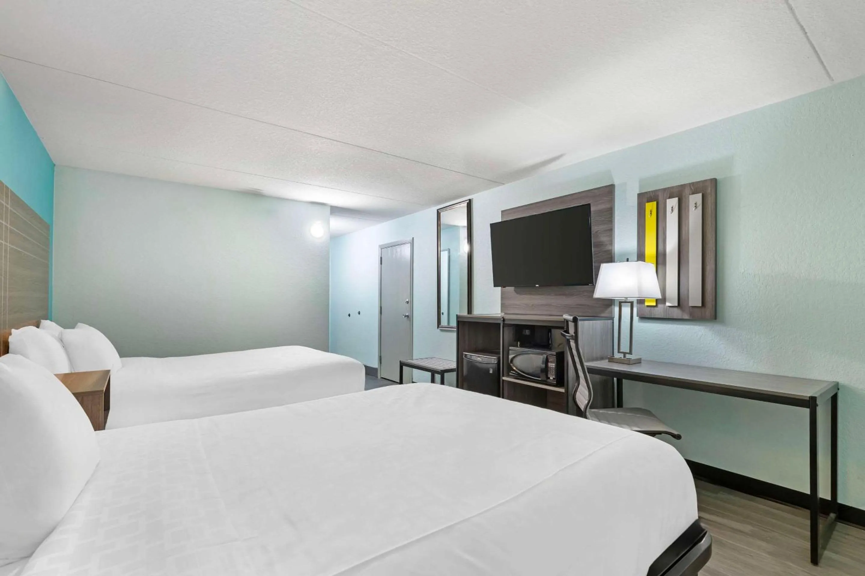 Bedroom, Bed in Ramada by Wyndham Des Moines Airport