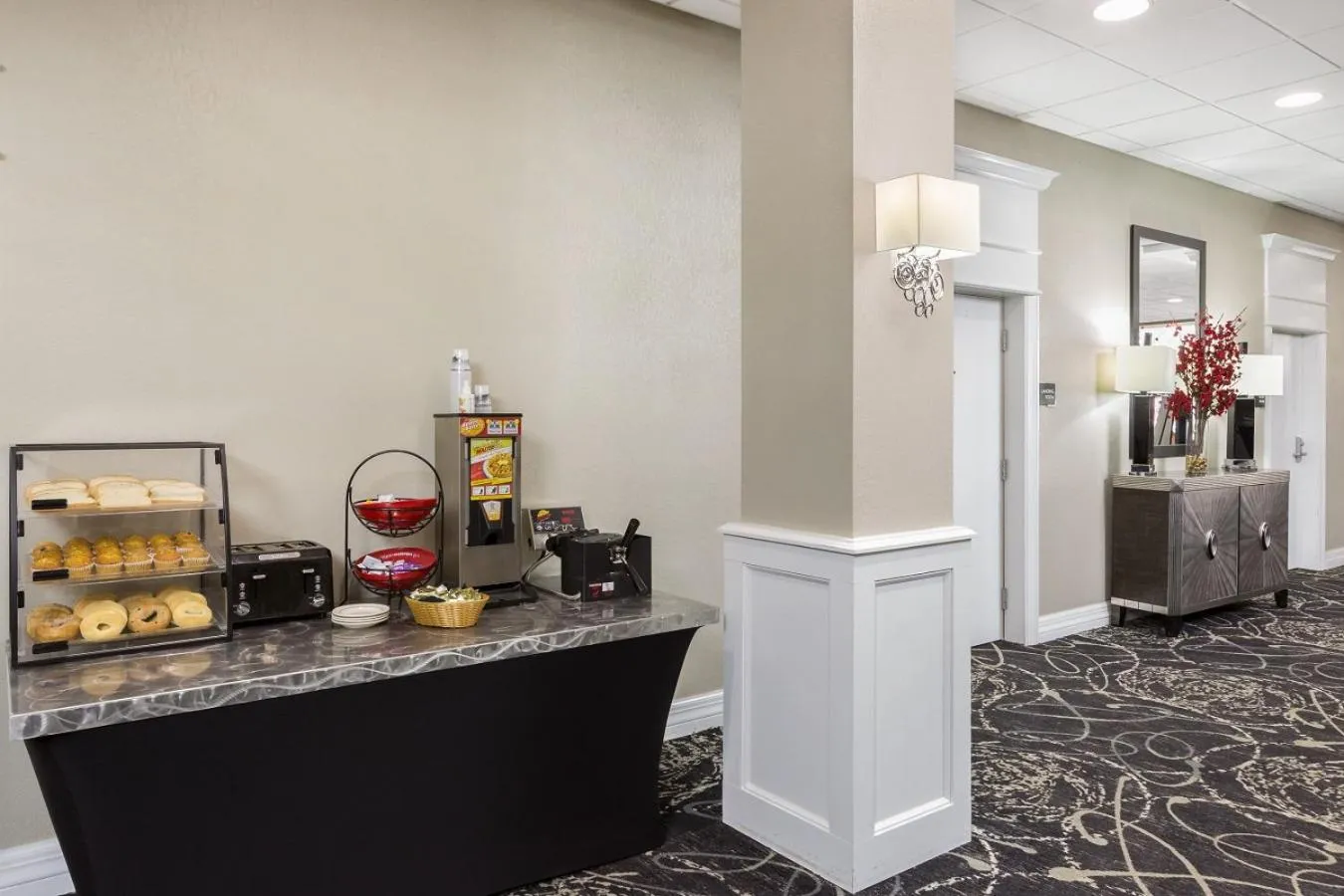 Restaurant/places to eat in Ramada by Wyndham Des Moines Airport