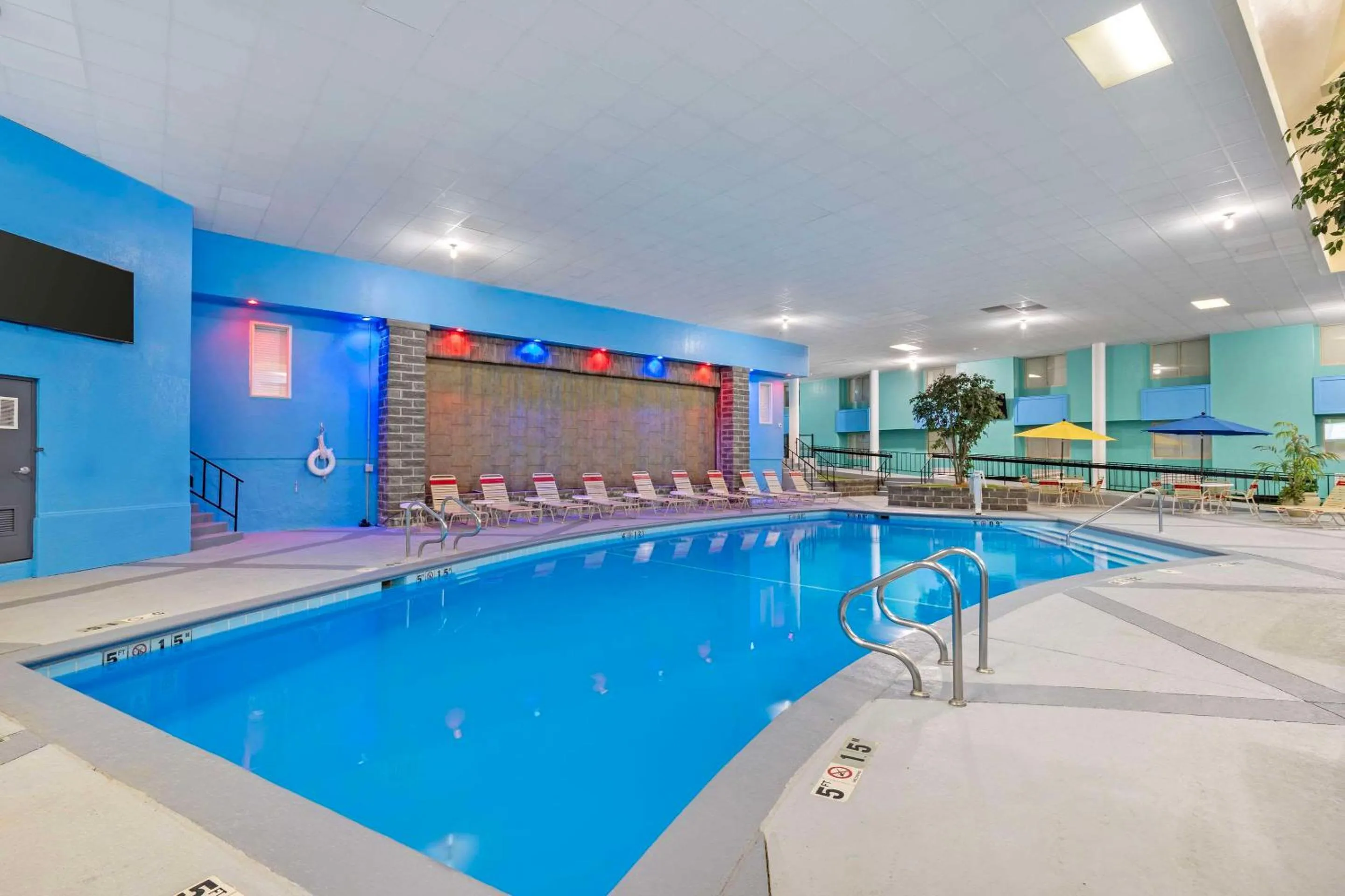 Swimming pool in Ramada by Wyndham Des Moines Airport
