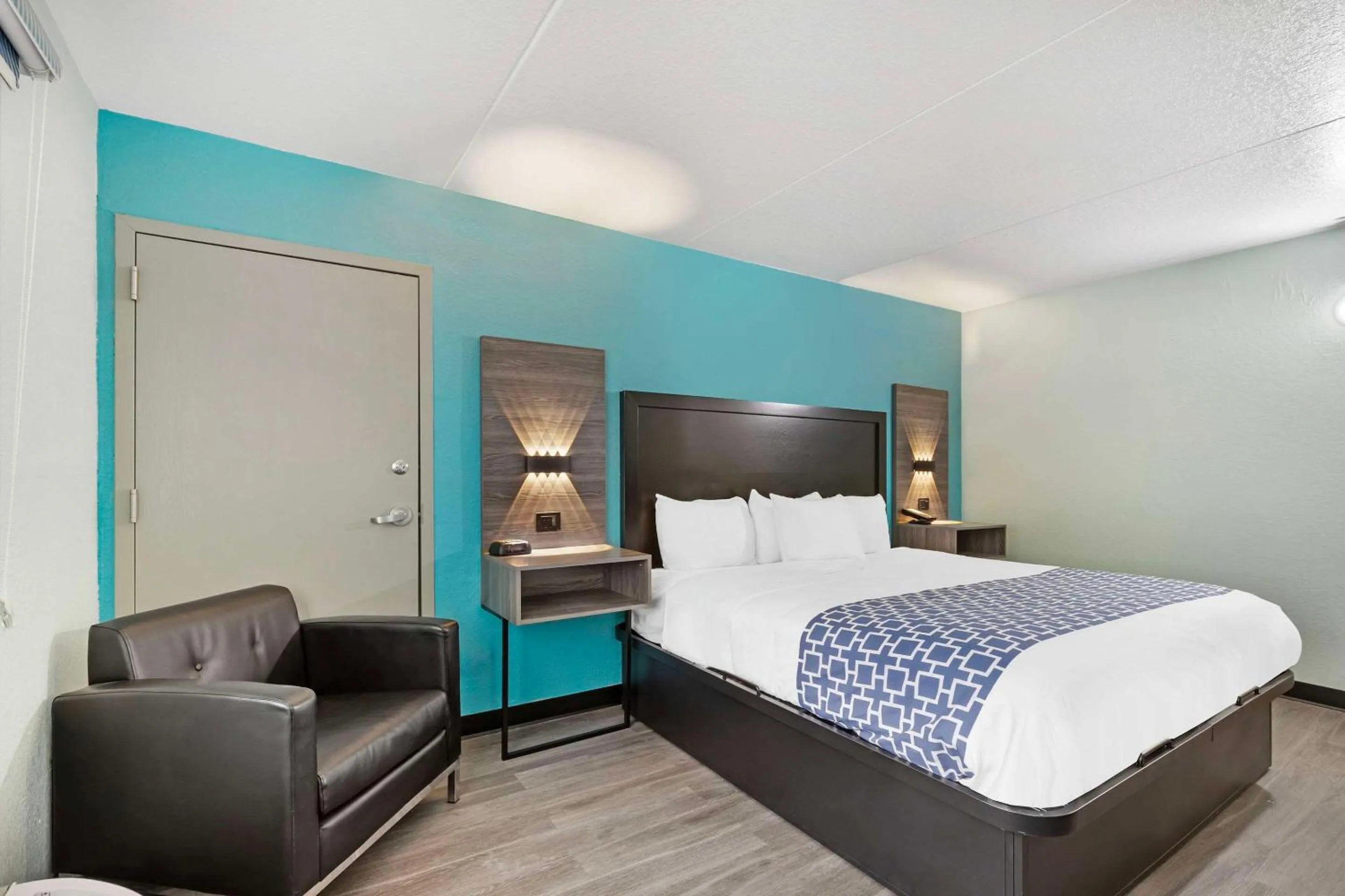 Bedroom, Bed in Ramada by Wyndham Des Moines Airport