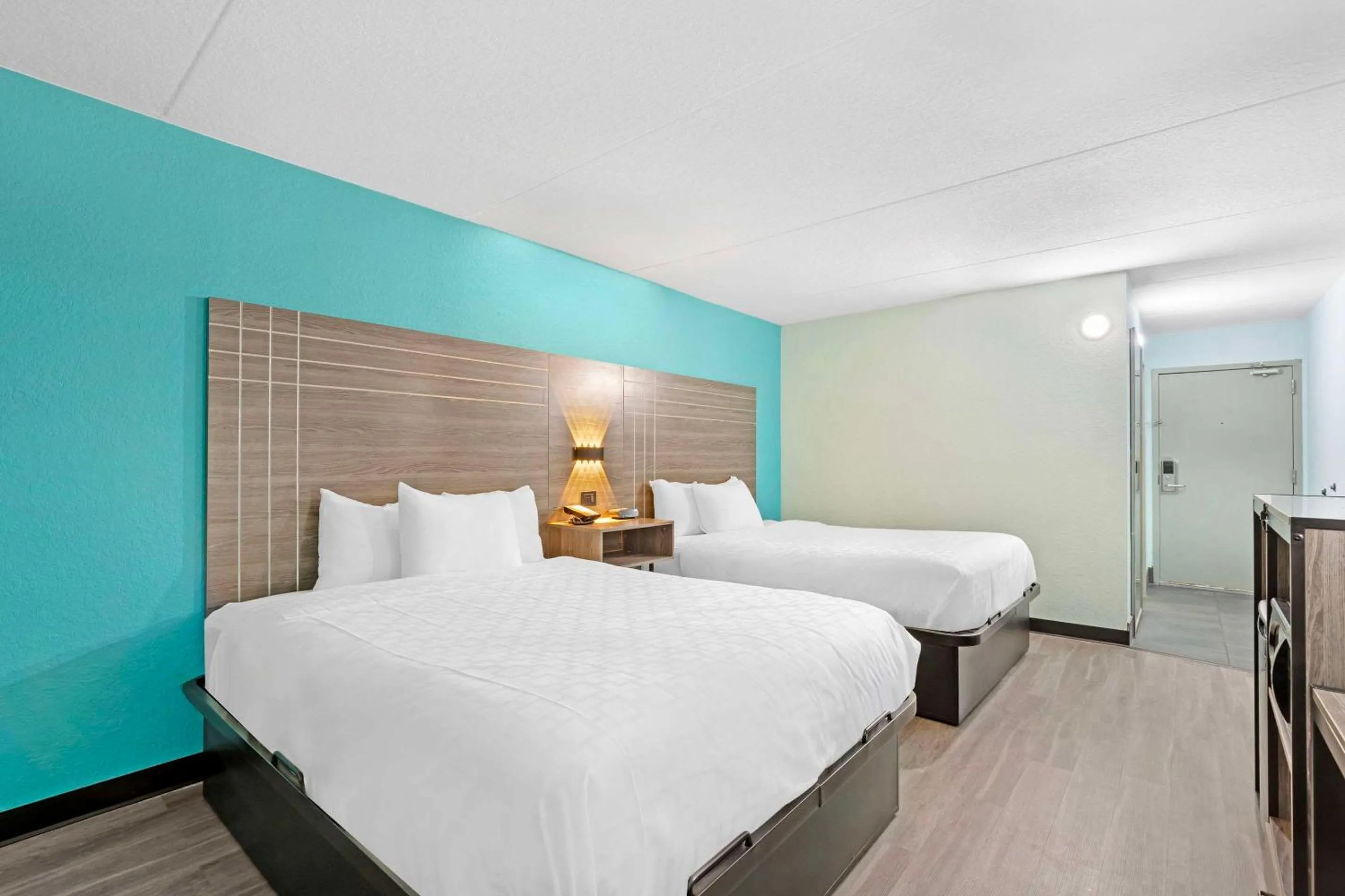 Bedroom, Bed in Ramada by Wyndham Des Moines Airport