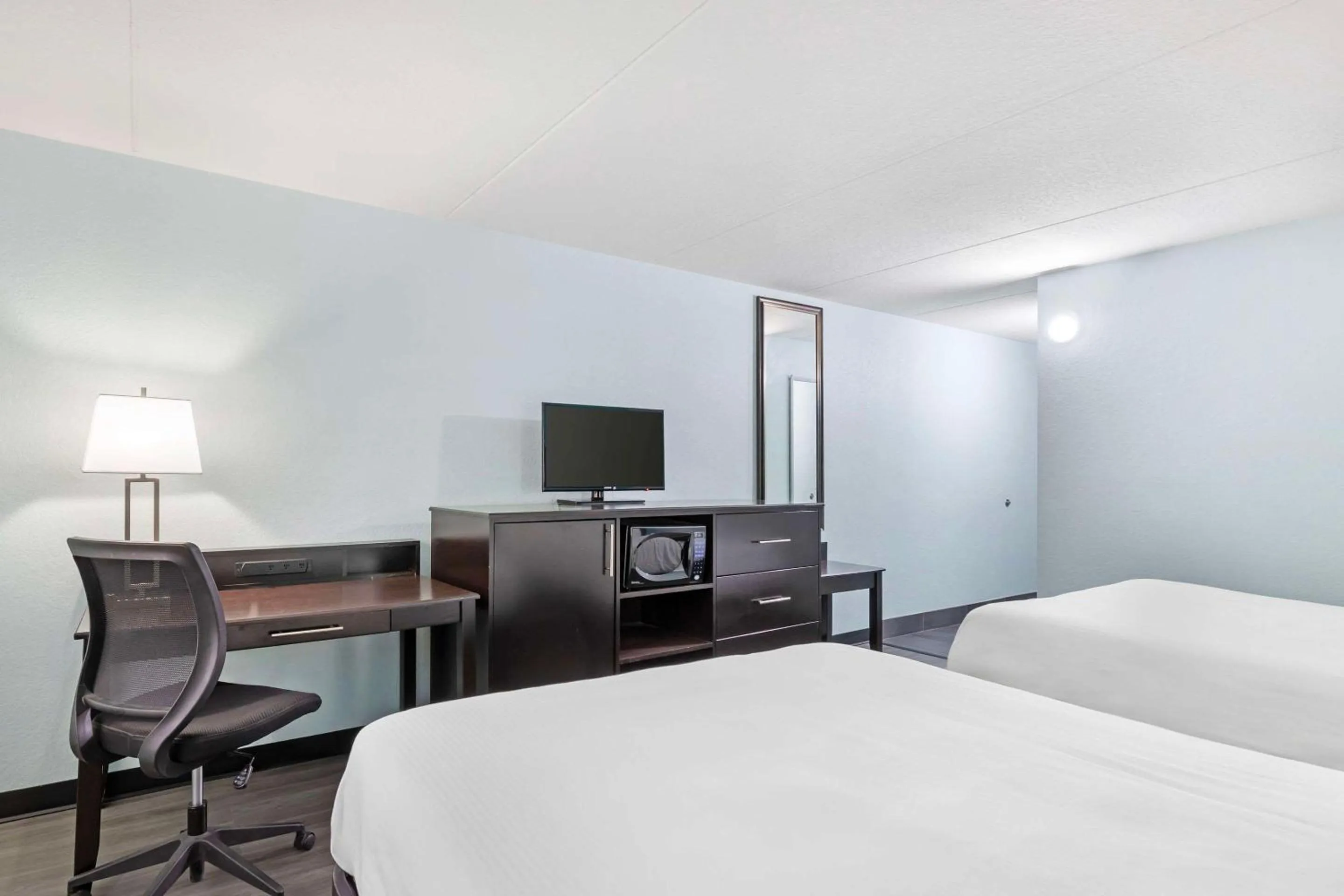 Bedroom, Bed in Ramada by Wyndham Des Moines Airport