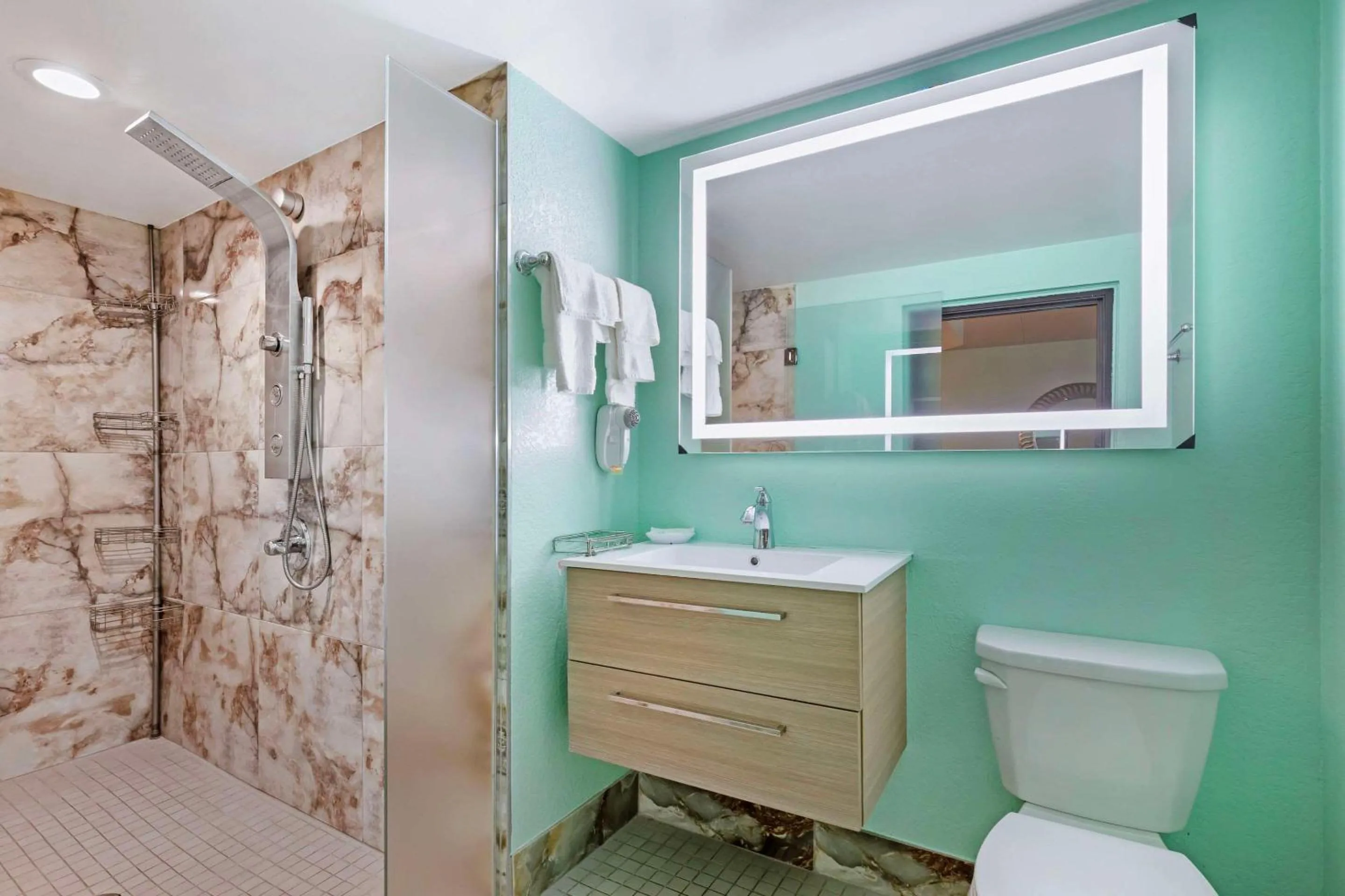 Bedroom in Ramada by Wyndham Des Moines Airport