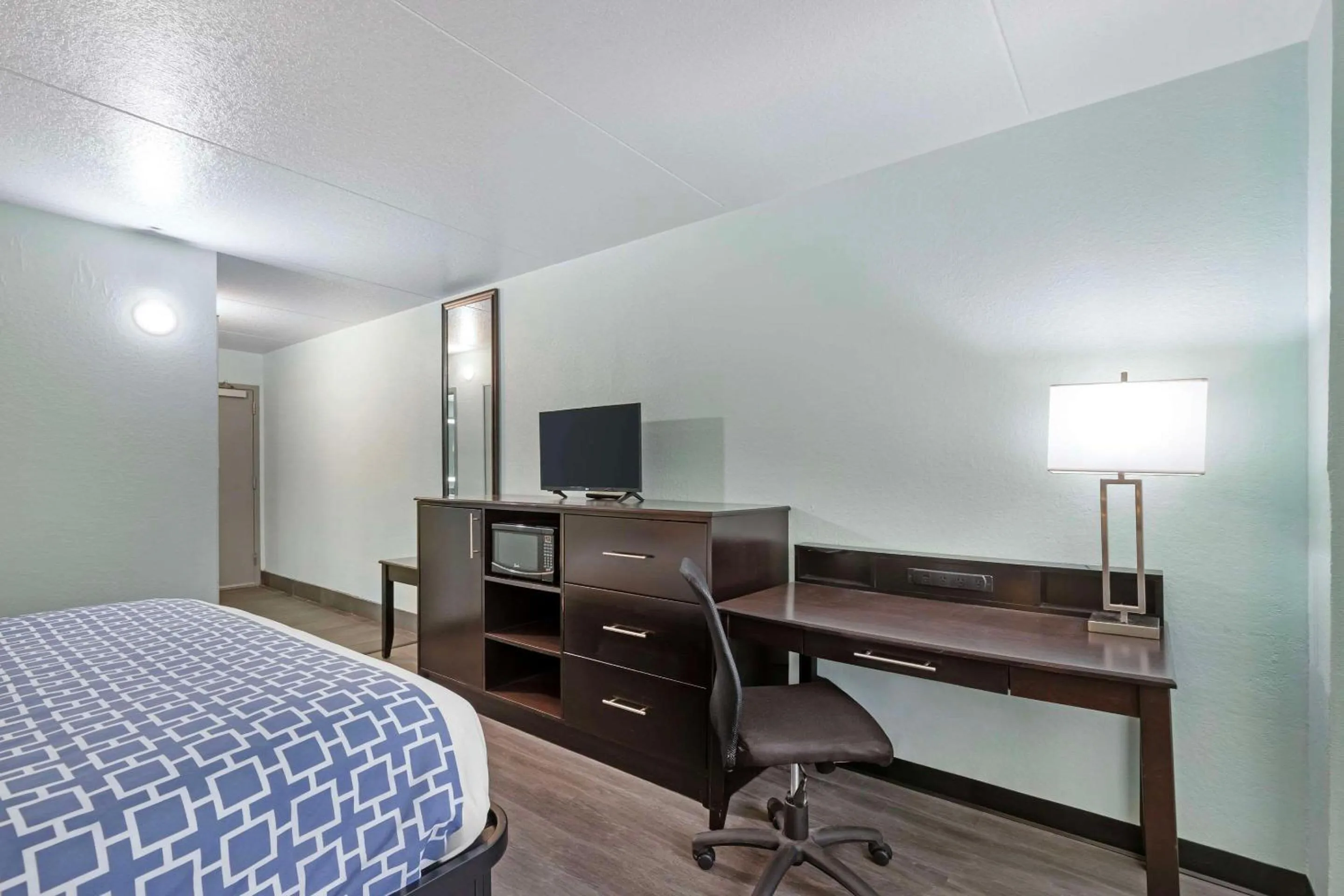 Bedroom, Bed in Ramada by Wyndham Des Moines Airport