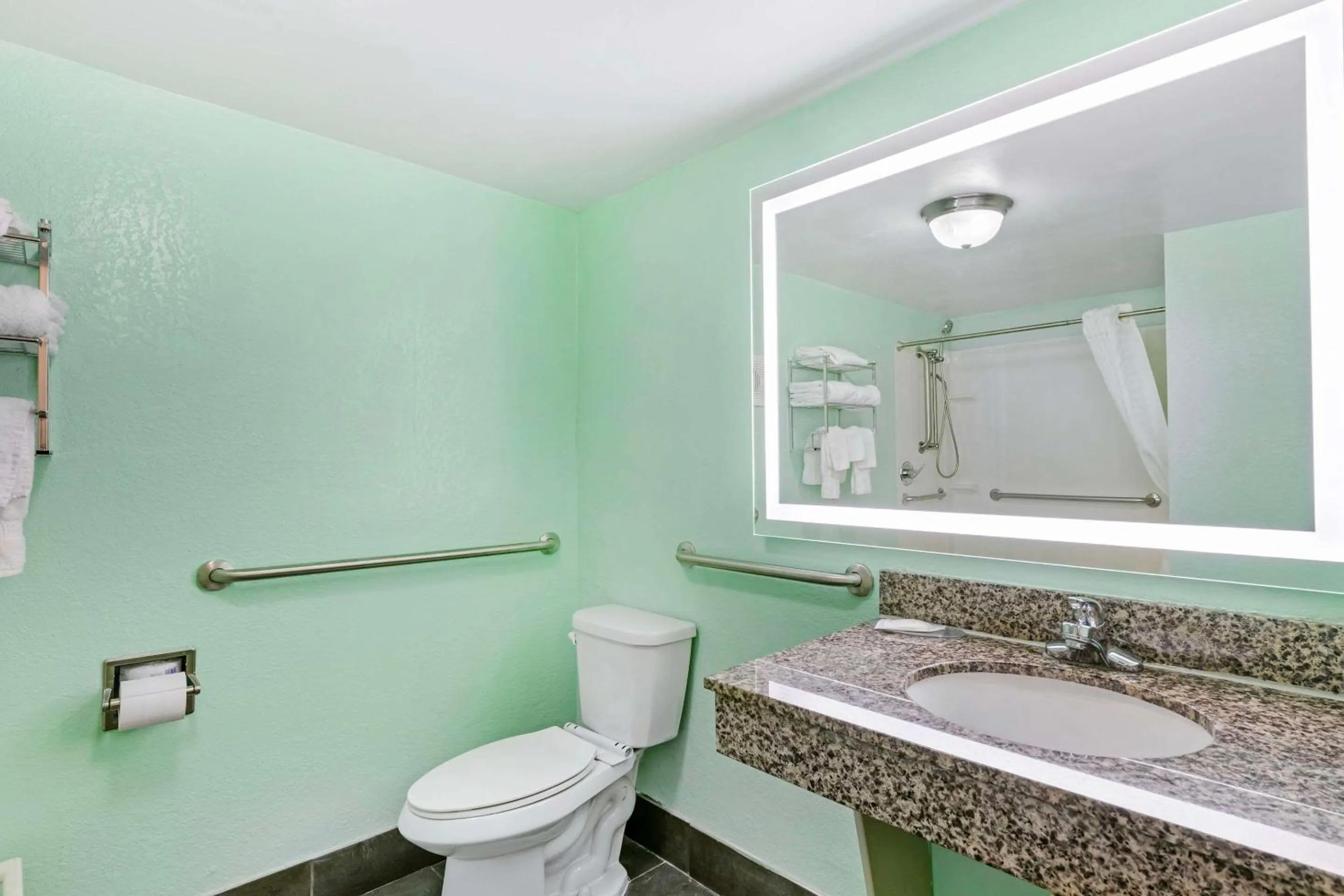 Bedroom in Ramada by Wyndham Des Moines Airport