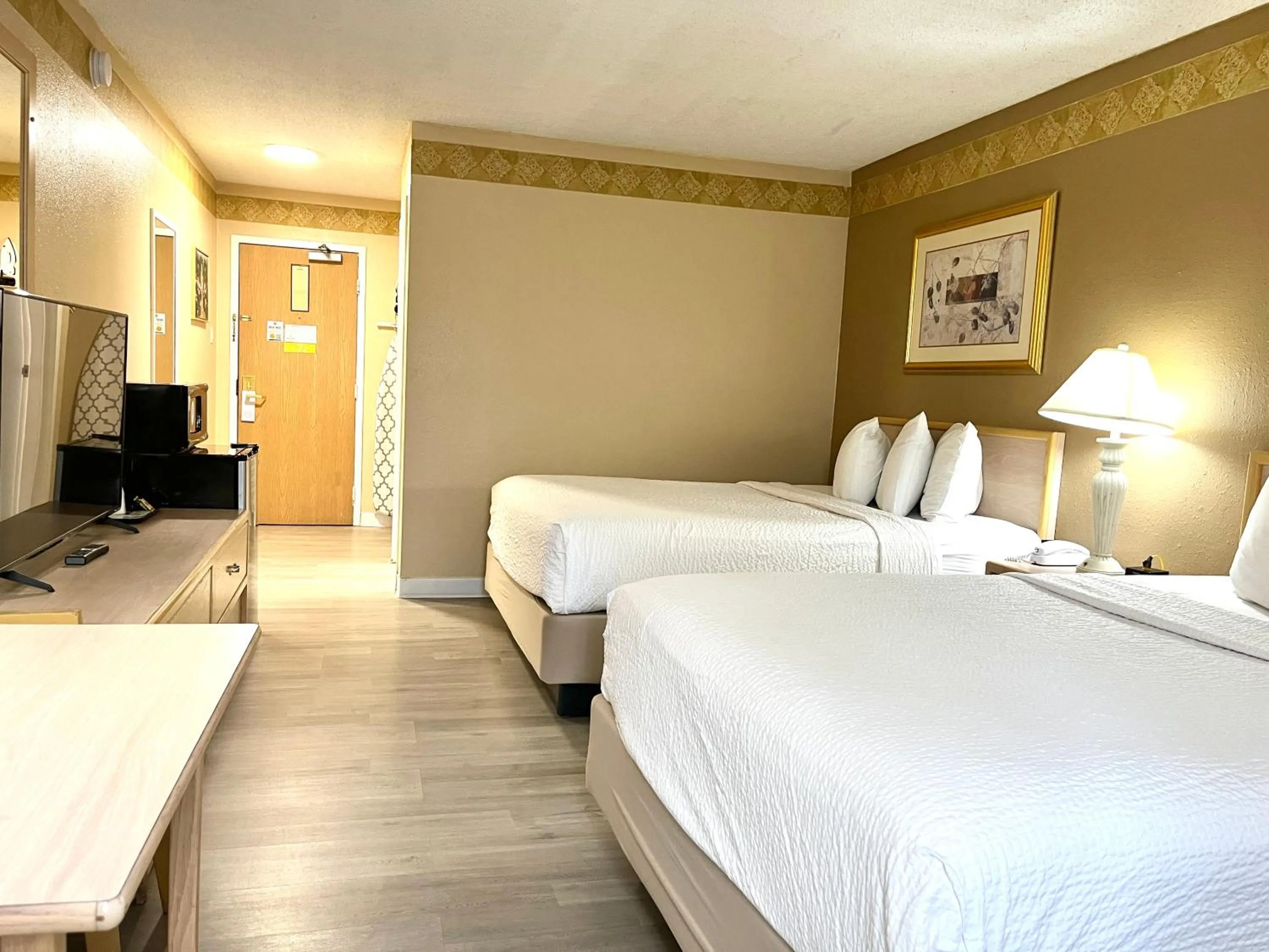 Bed in Brentwood Inn & Garden