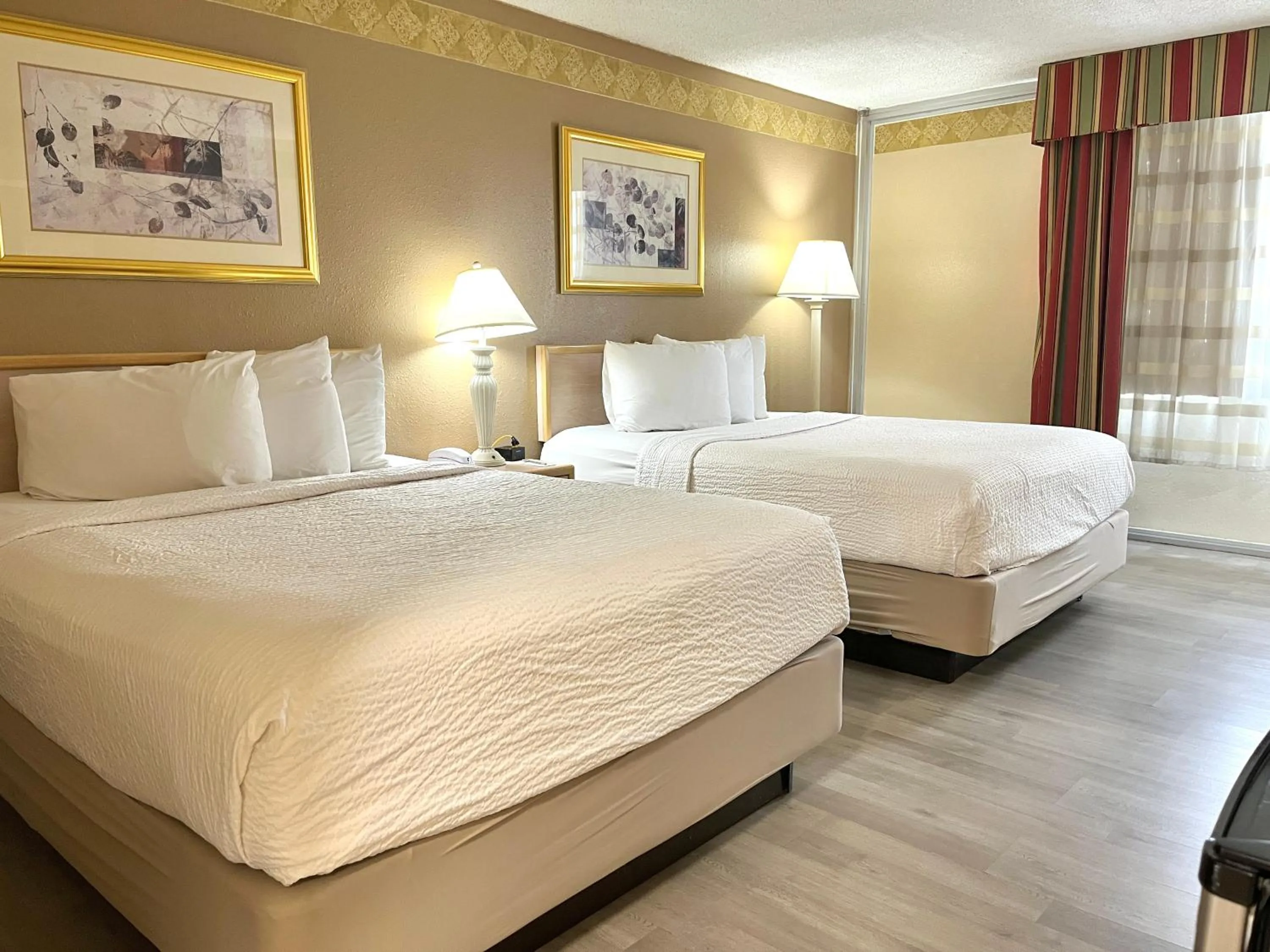 Bed in Brentwood Inn & Garden