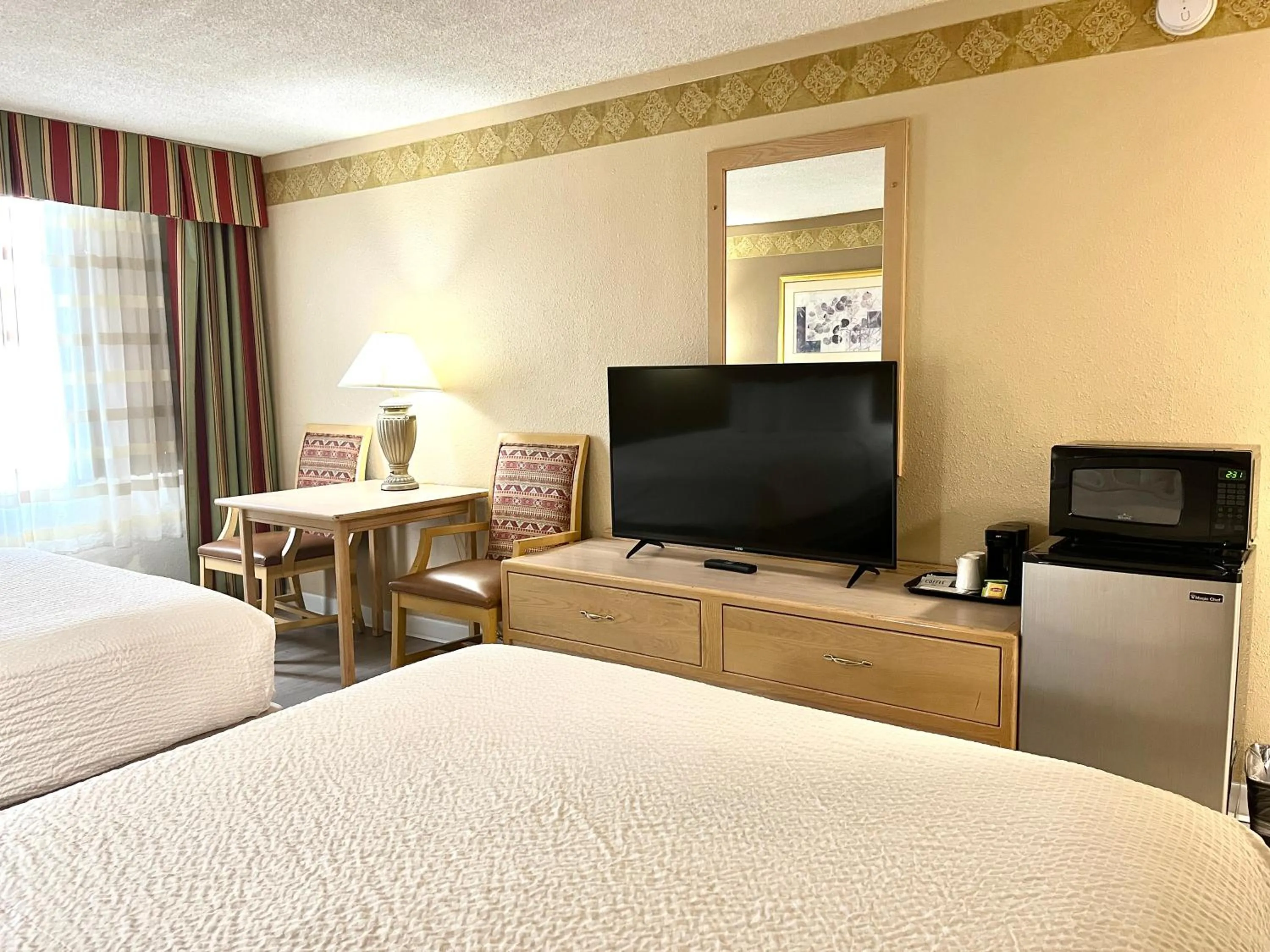 Bed in Brentwood Inn & Garden