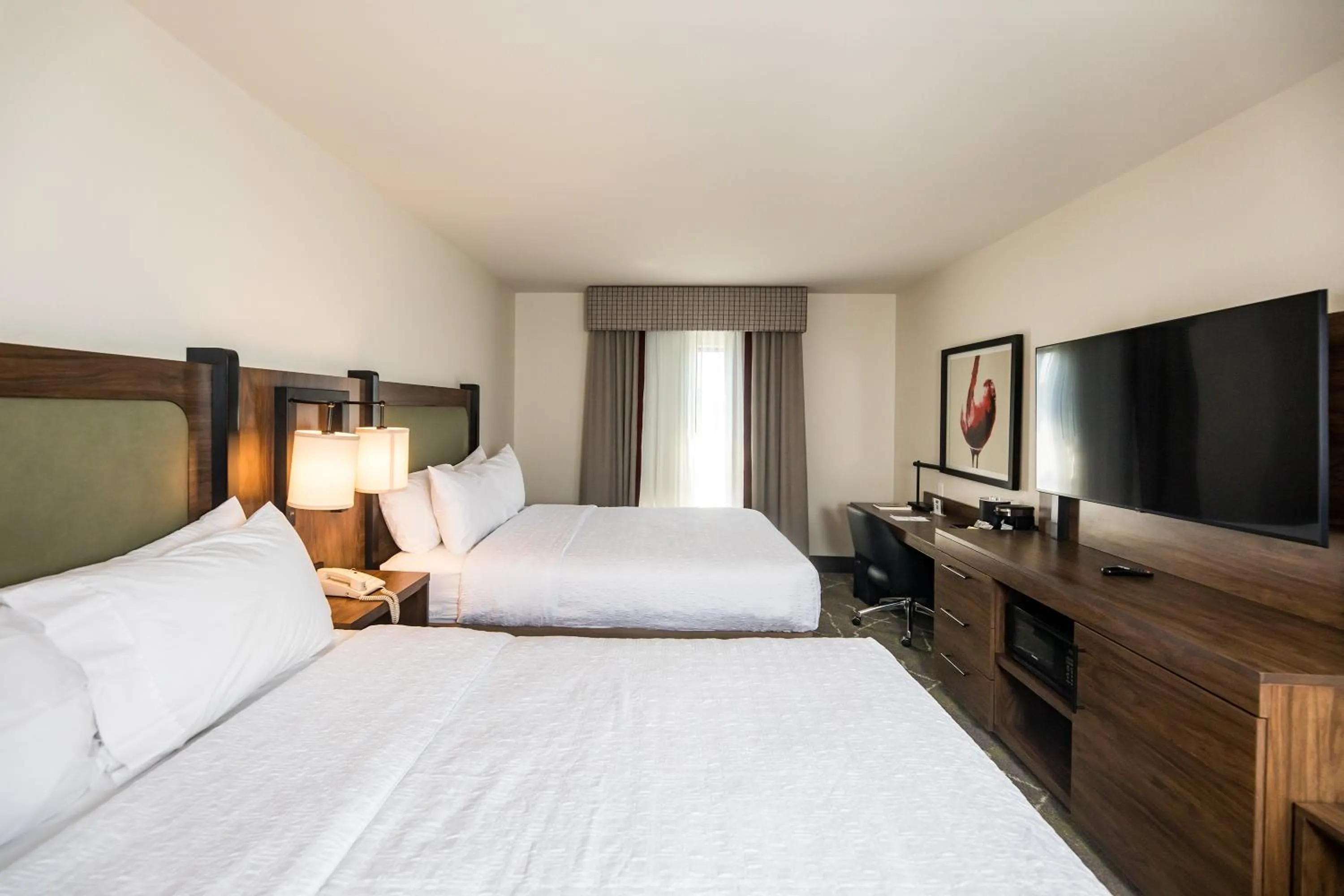 Bed in Hampton Inn & Suites Dobson