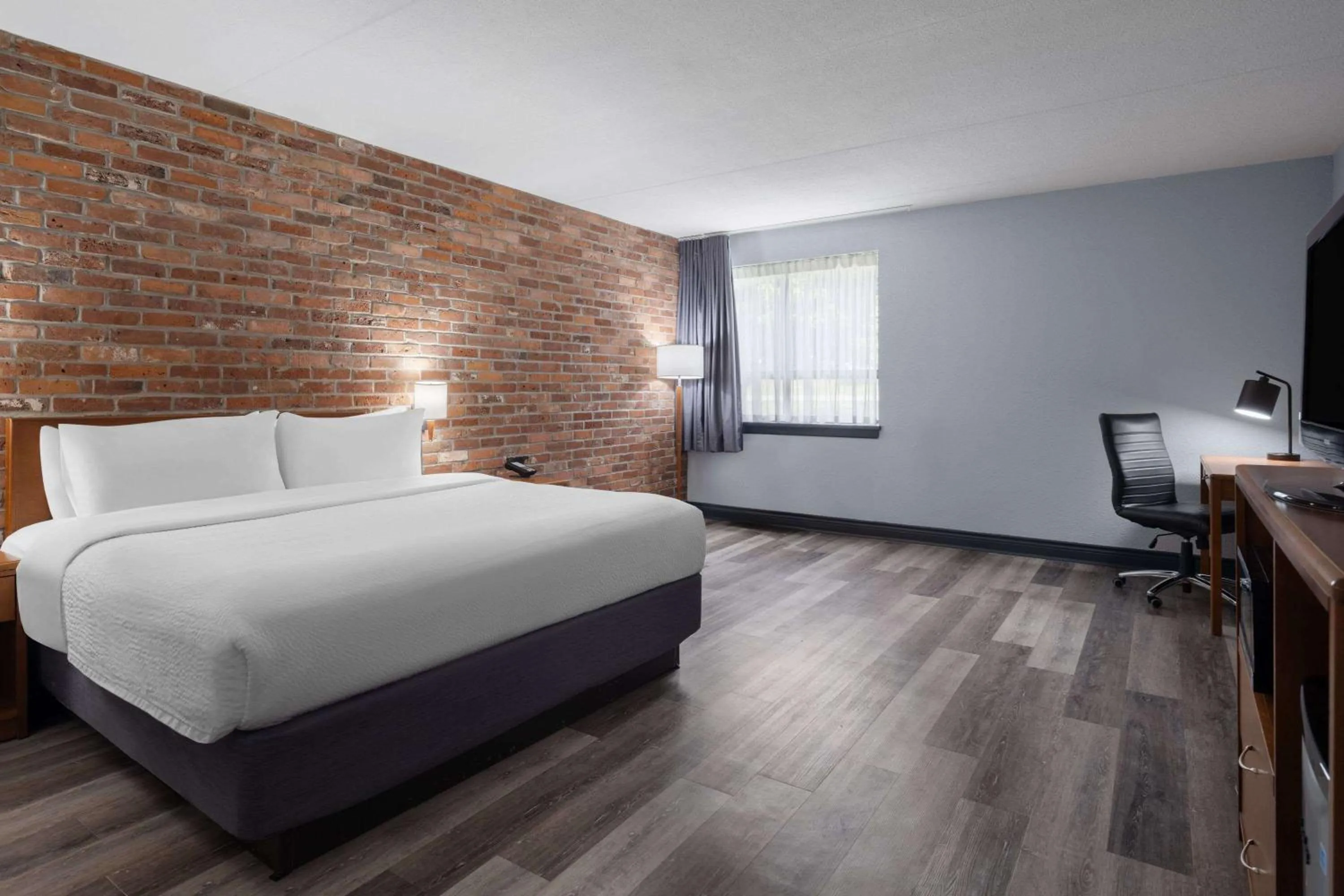 Photo of the whole room, Bed in Travelodge by Wyndham Barrie