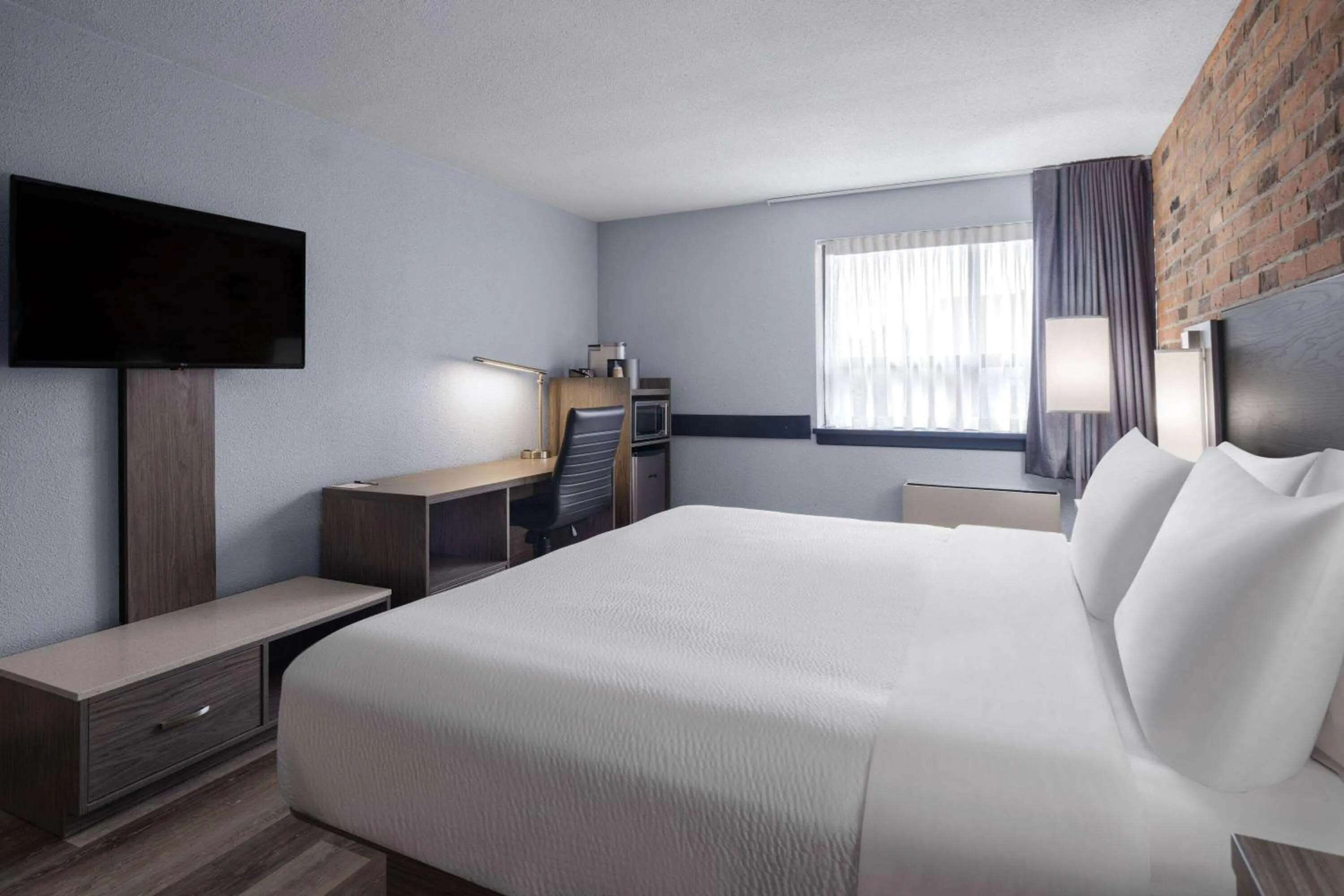 Photo of the whole room, Bed in Travelodge by Wyndham Barrie