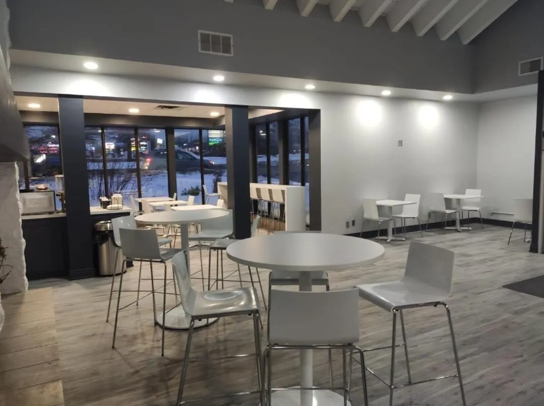 Restaurant/places to eat in Travelodge by Wyndham Barrie