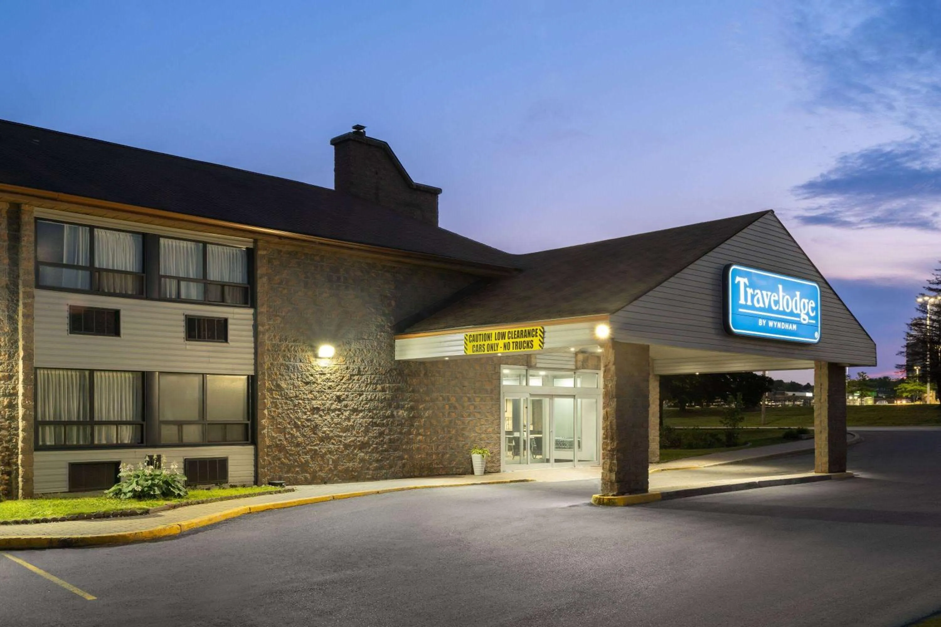 Property building in Travelodge by Wyndham Barrie