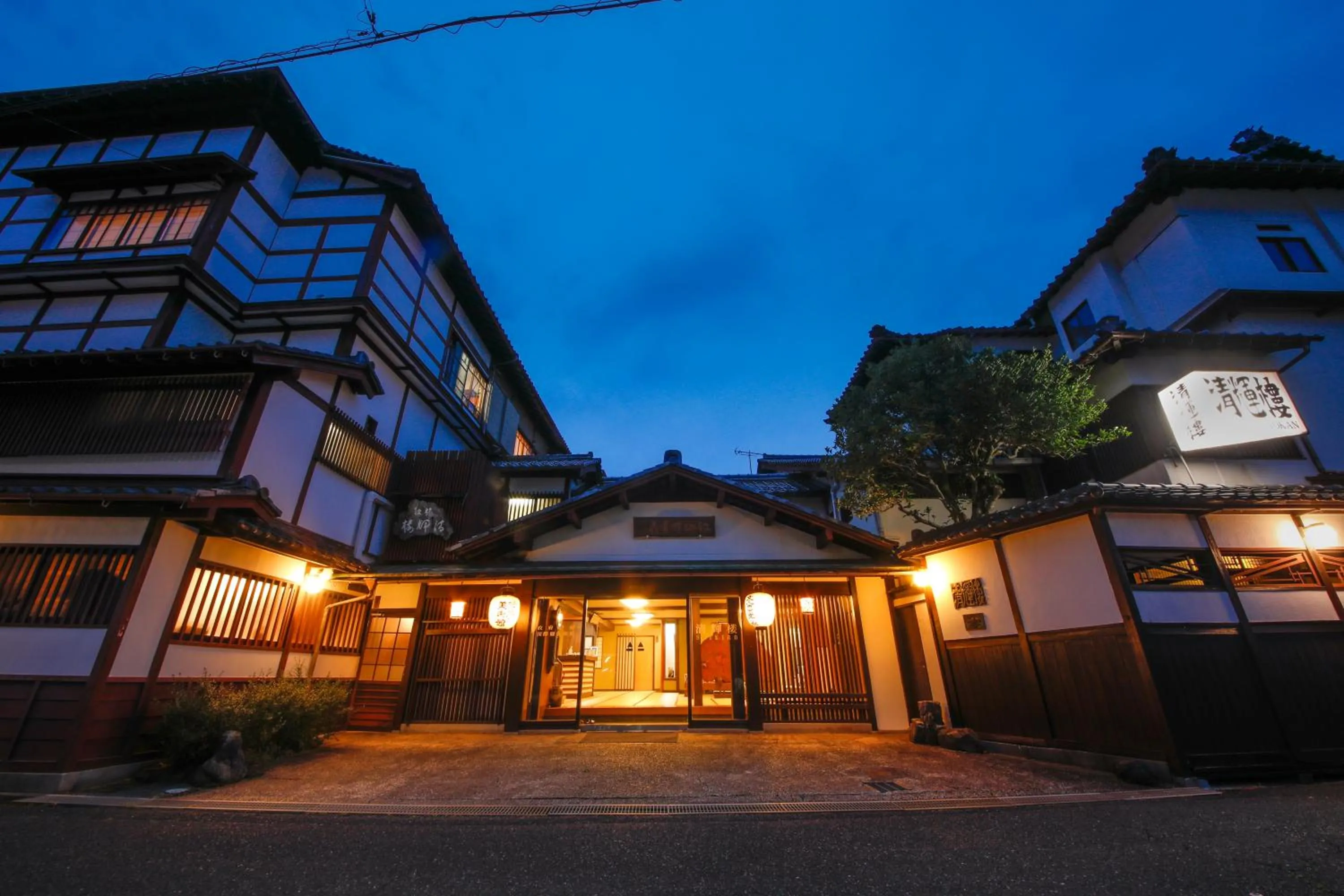 Facade/entrance in Seikiro Ryokan Historical Museum Hotel