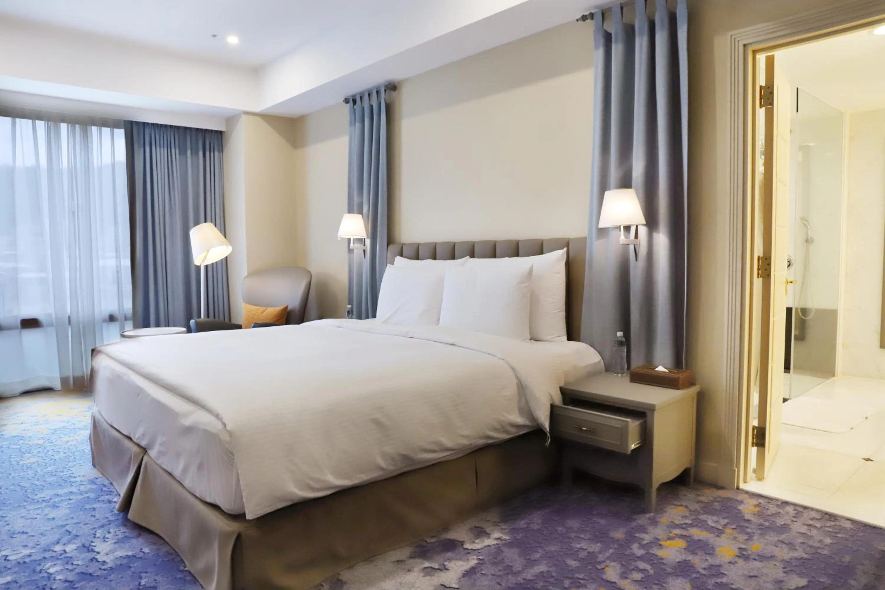 Bedroom, Bed in Grand Victoria Hotel