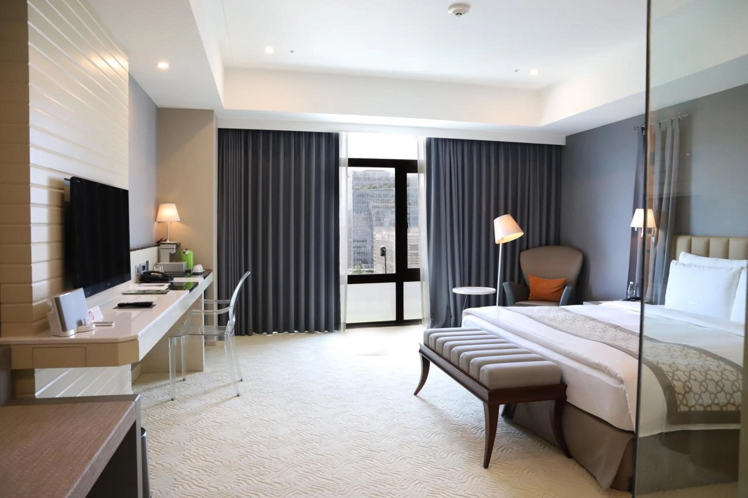 Bedroom, Bed in Grand Victoria Hotel