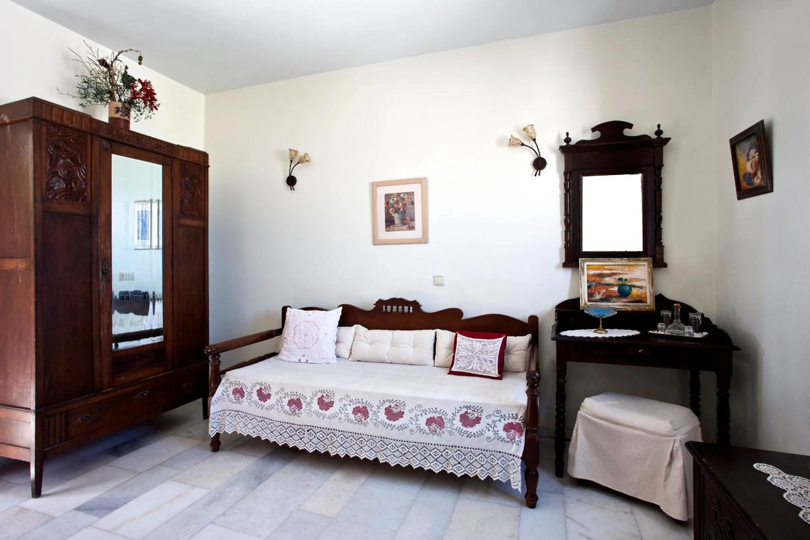 Decorative detail, Bed in Chateau Zevgoli