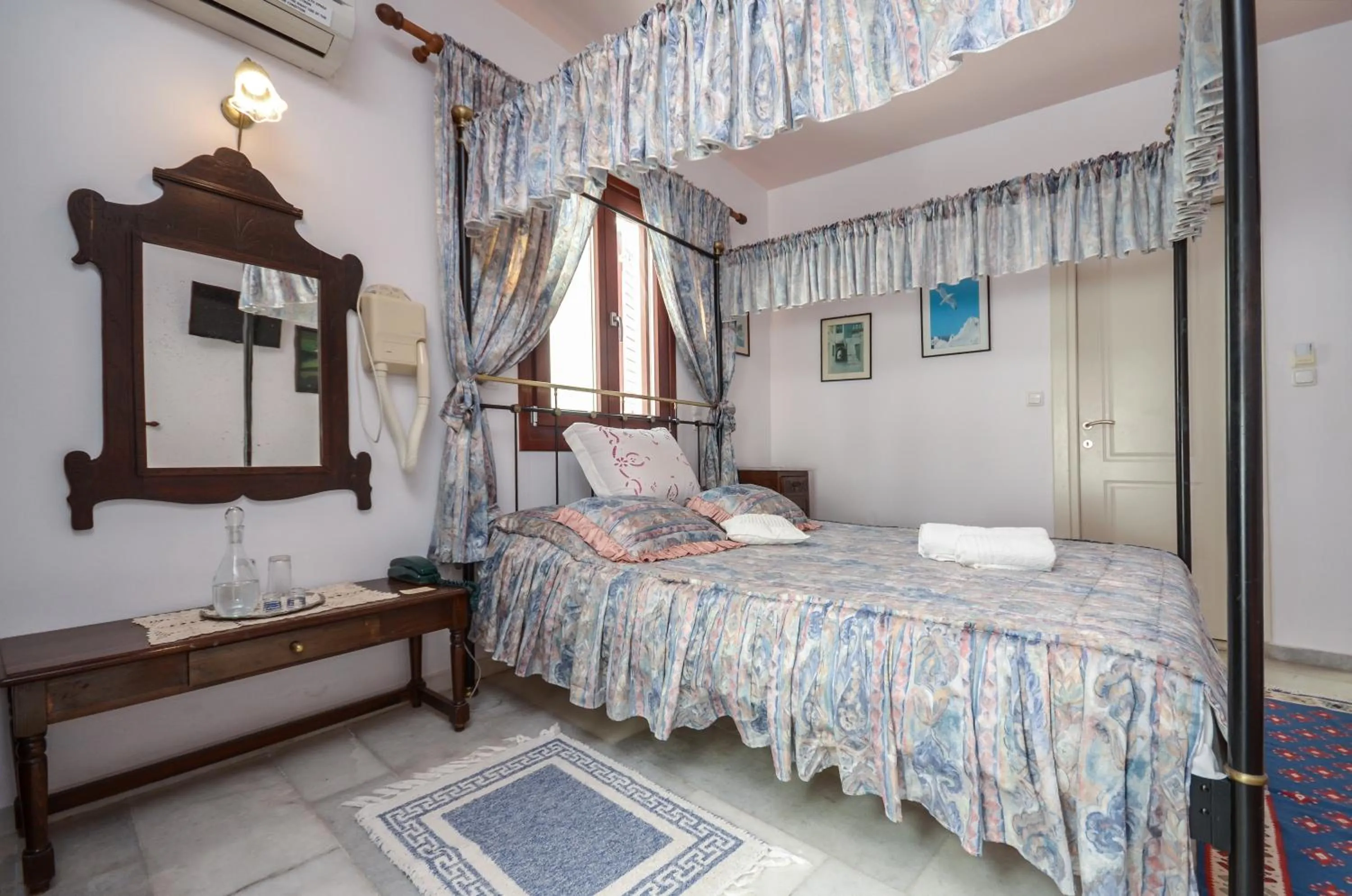 Photo of the whole room, Bed in Chateau Zevgoli