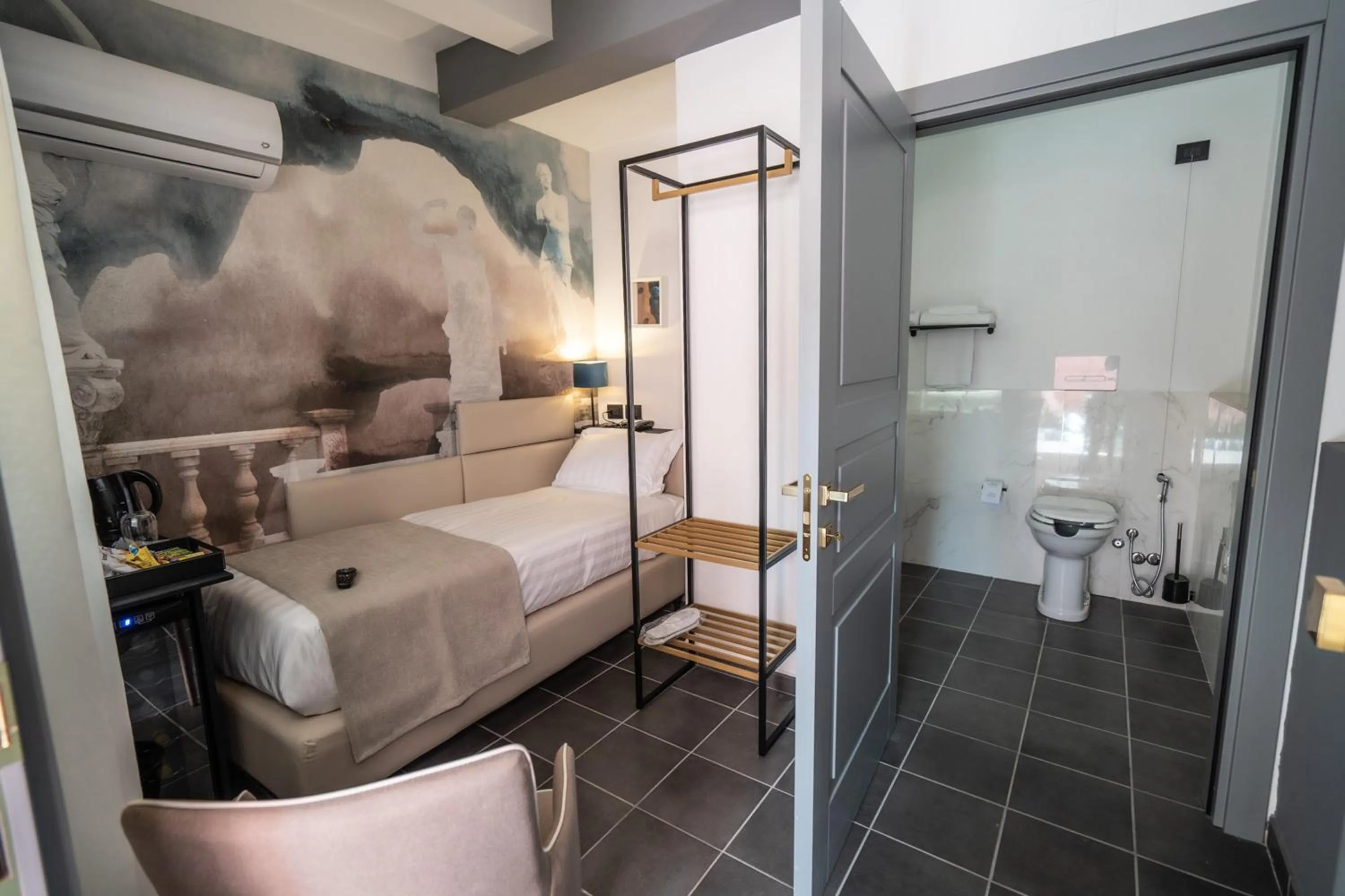 Photo of the whole room, Bed in Relais Manzoni