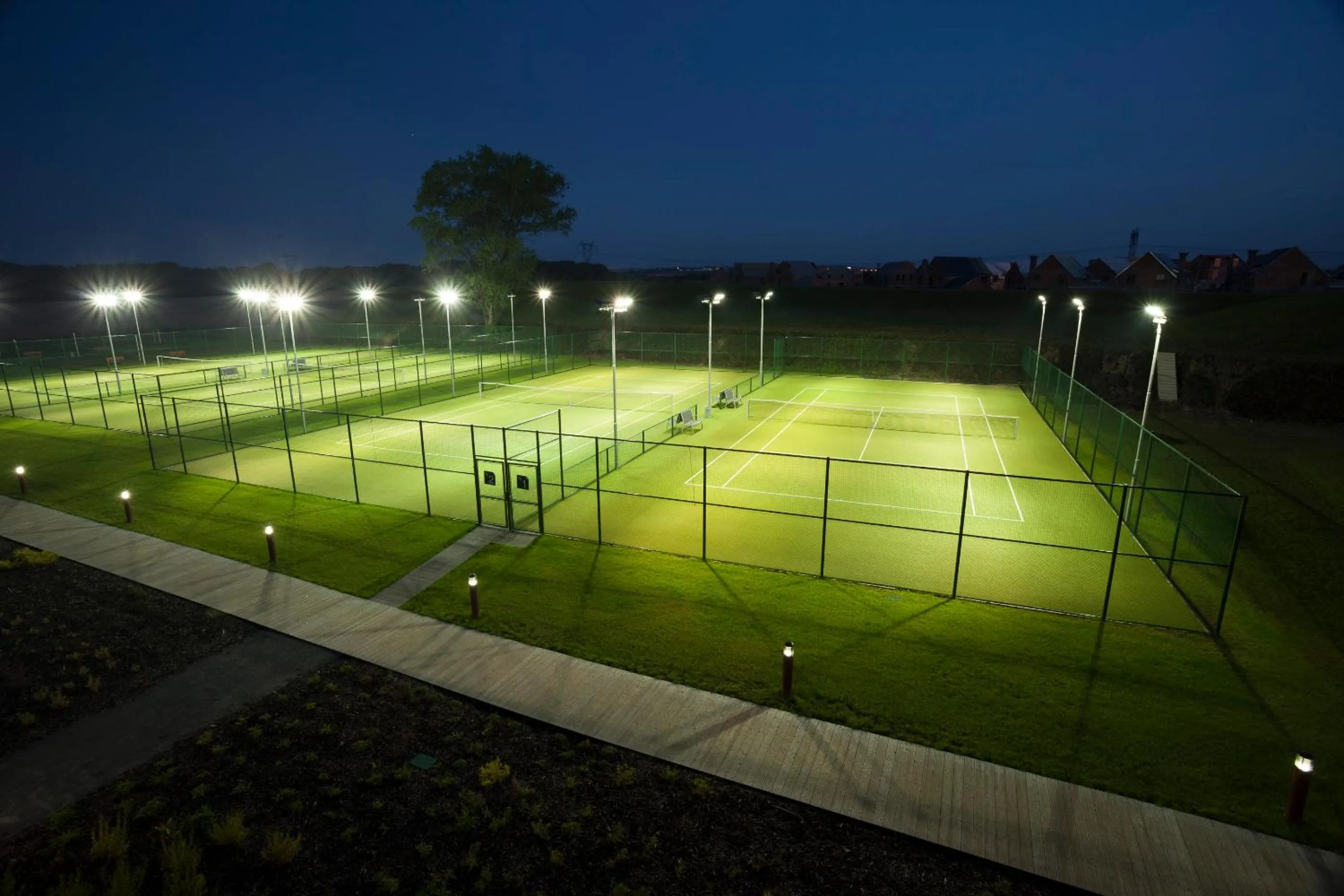 Tennis court in Park Holiday Congress & Wellness Hotel