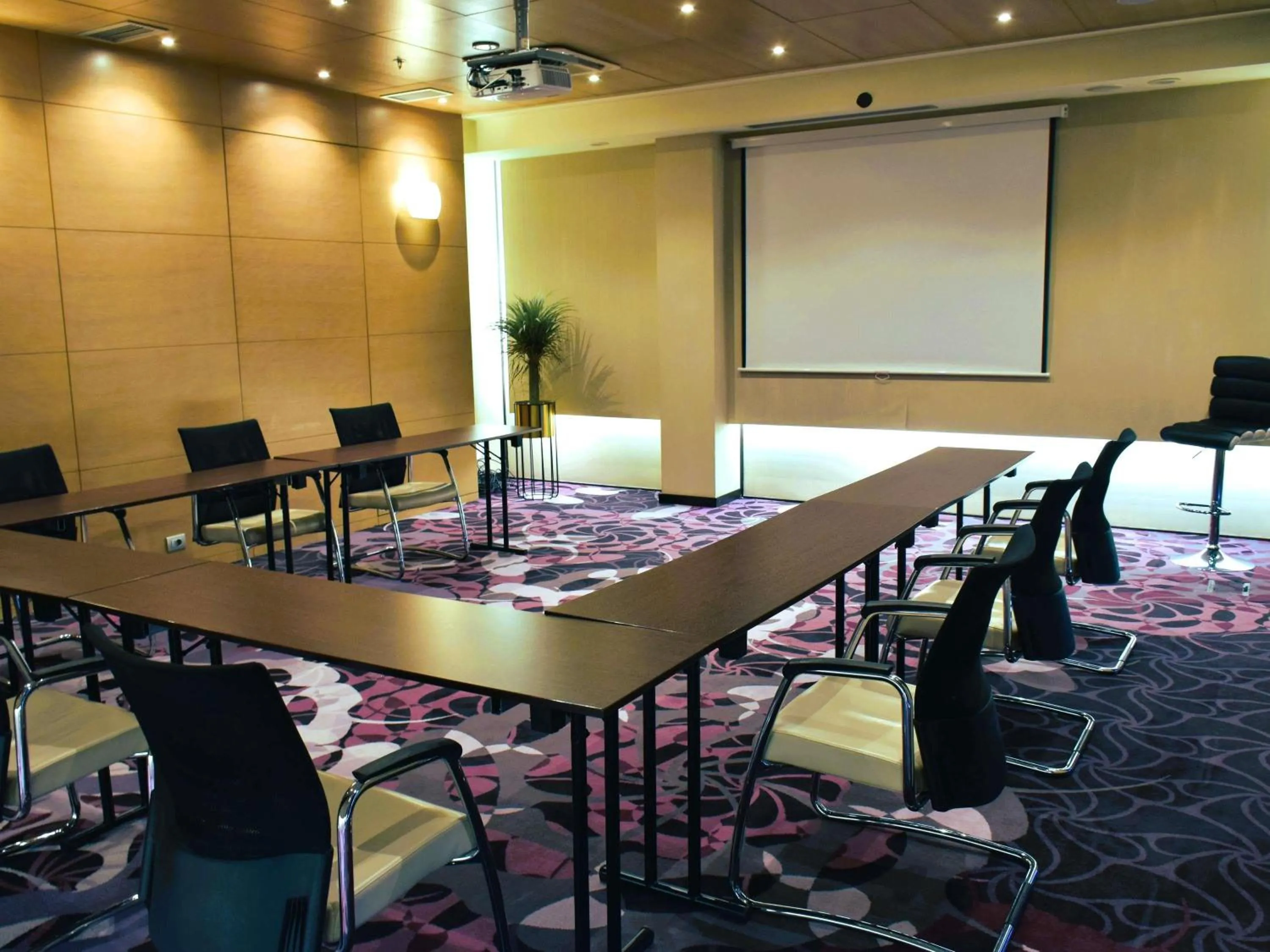 Meeting/conference room in Bucharest Unirii Square - Handwritten Collection