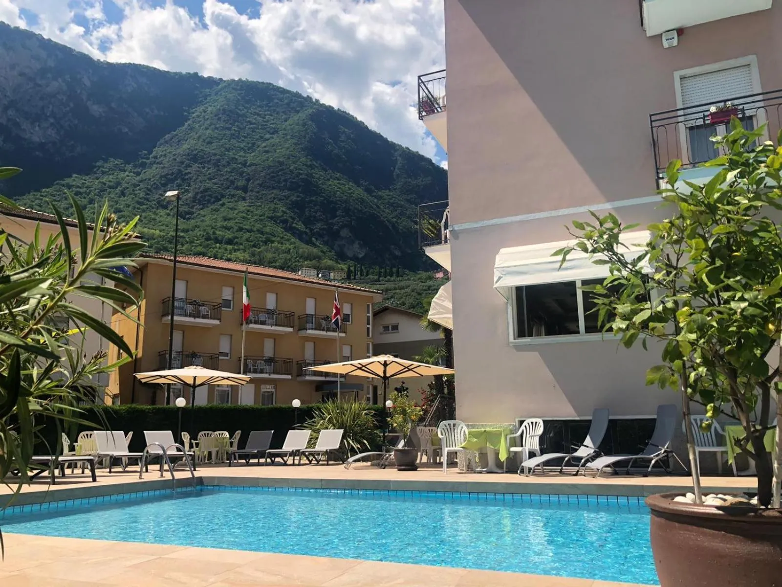 Swimming pool in Hotel Alberello - Varone