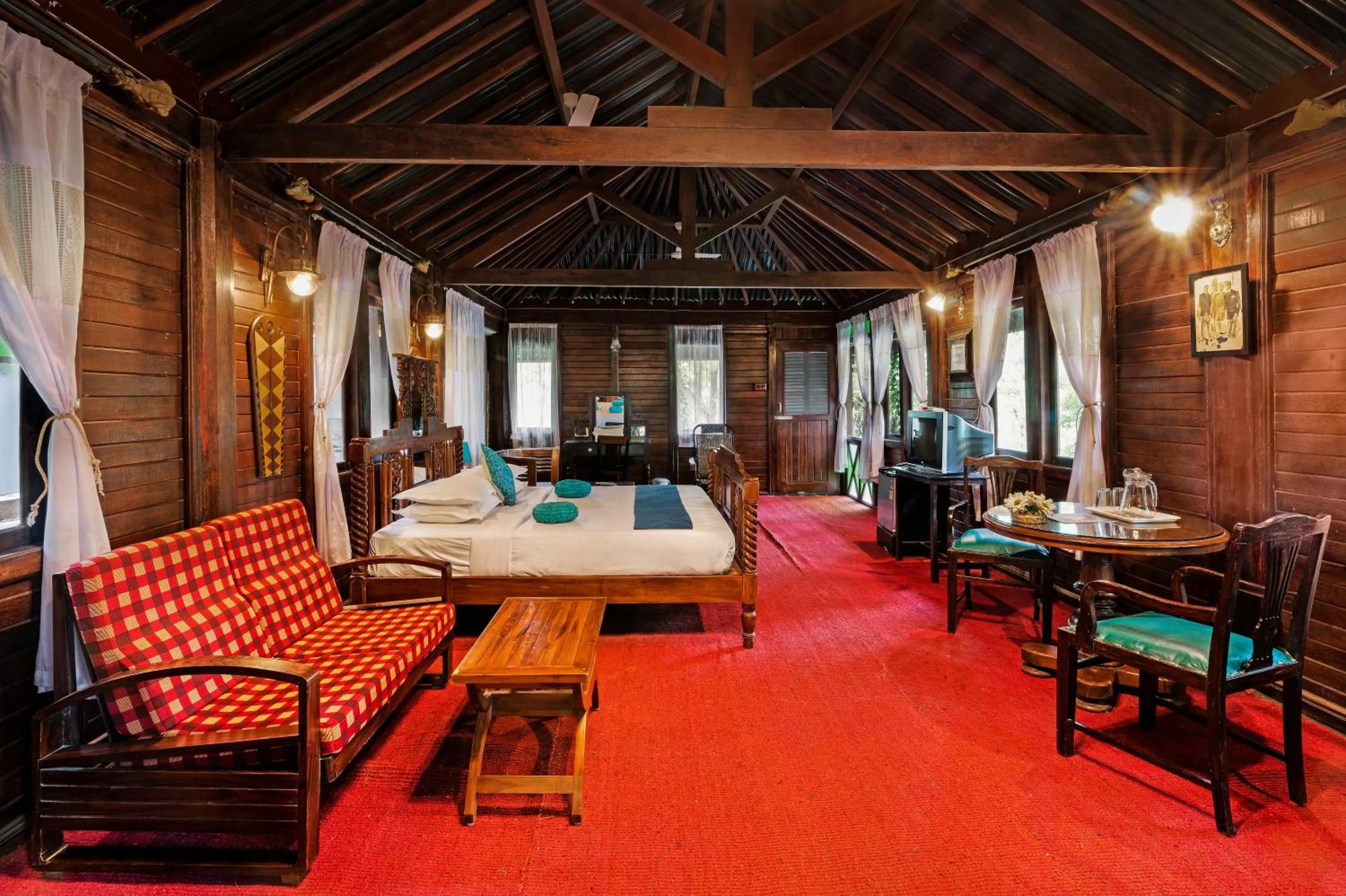 Photo of the whole room in INDeco Lake Forest