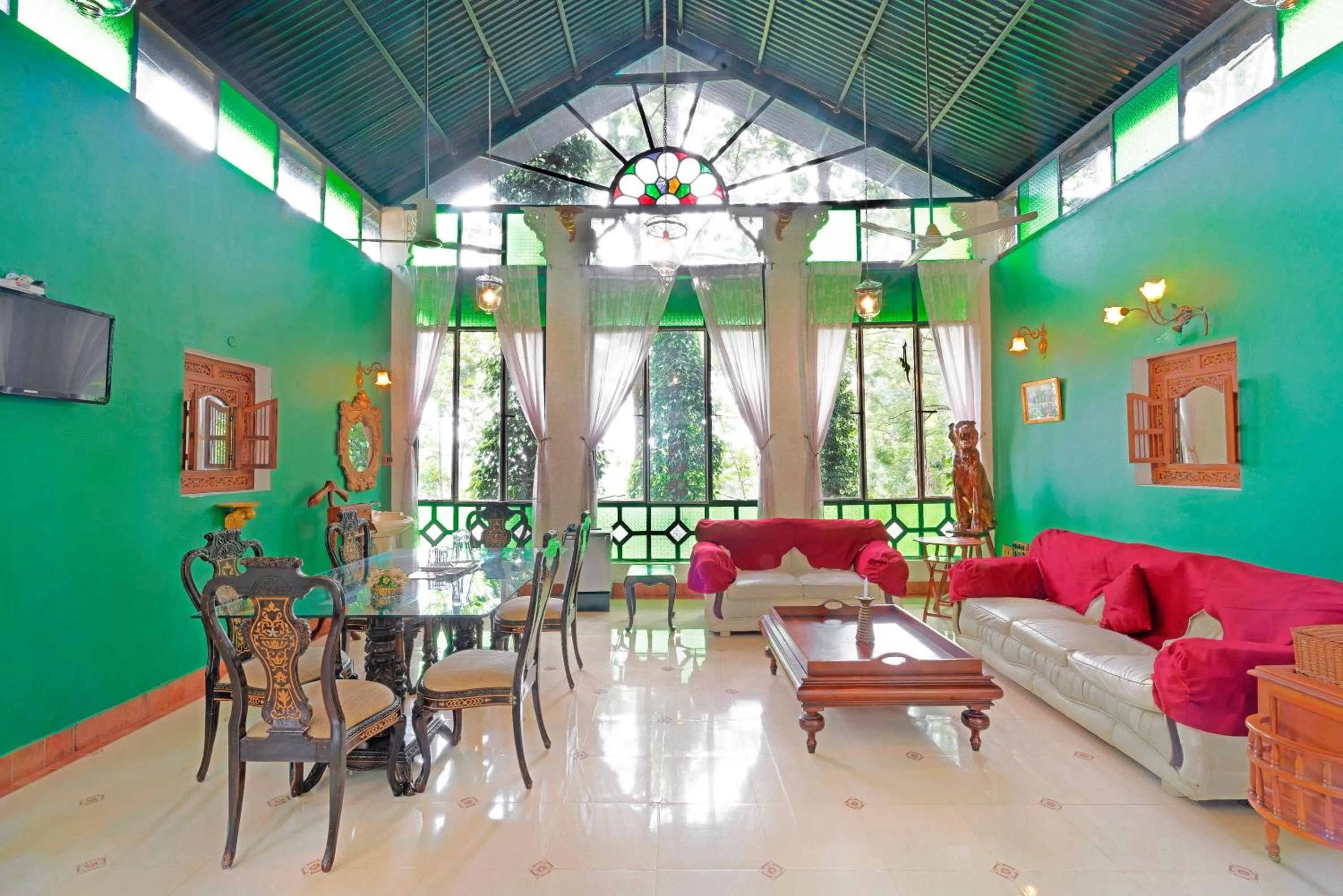 Living room in INDeco Lake Forest