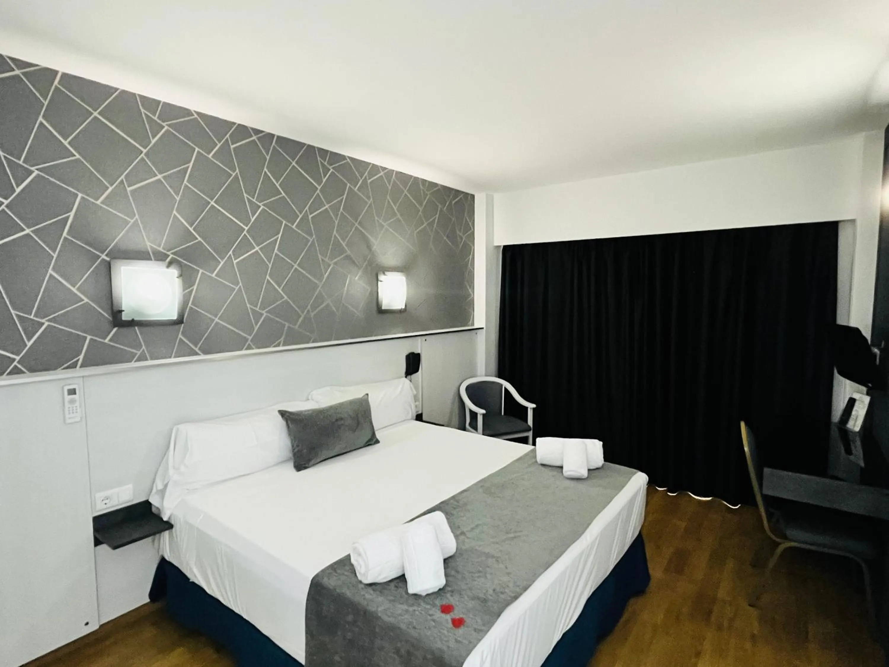 Photo of the whole room, Bed in Princesa Solar 4* - Adults Recommended