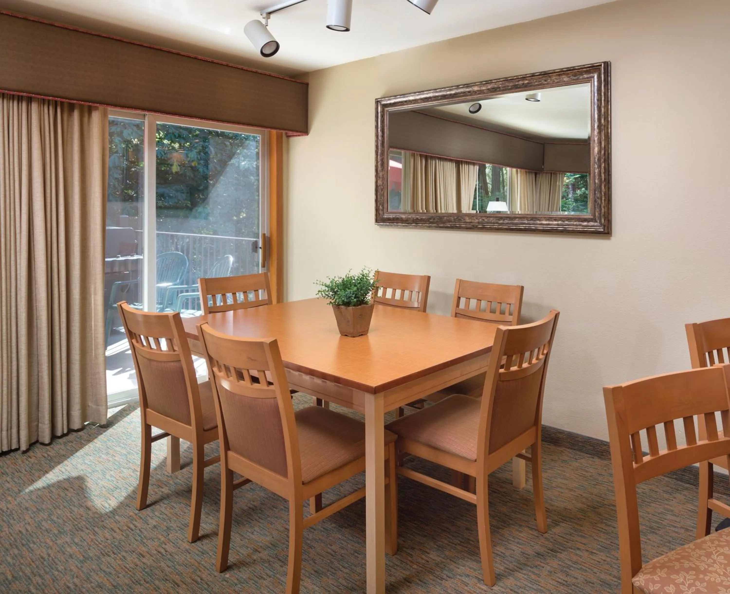 Food and drinks in Whispering Woods Resort