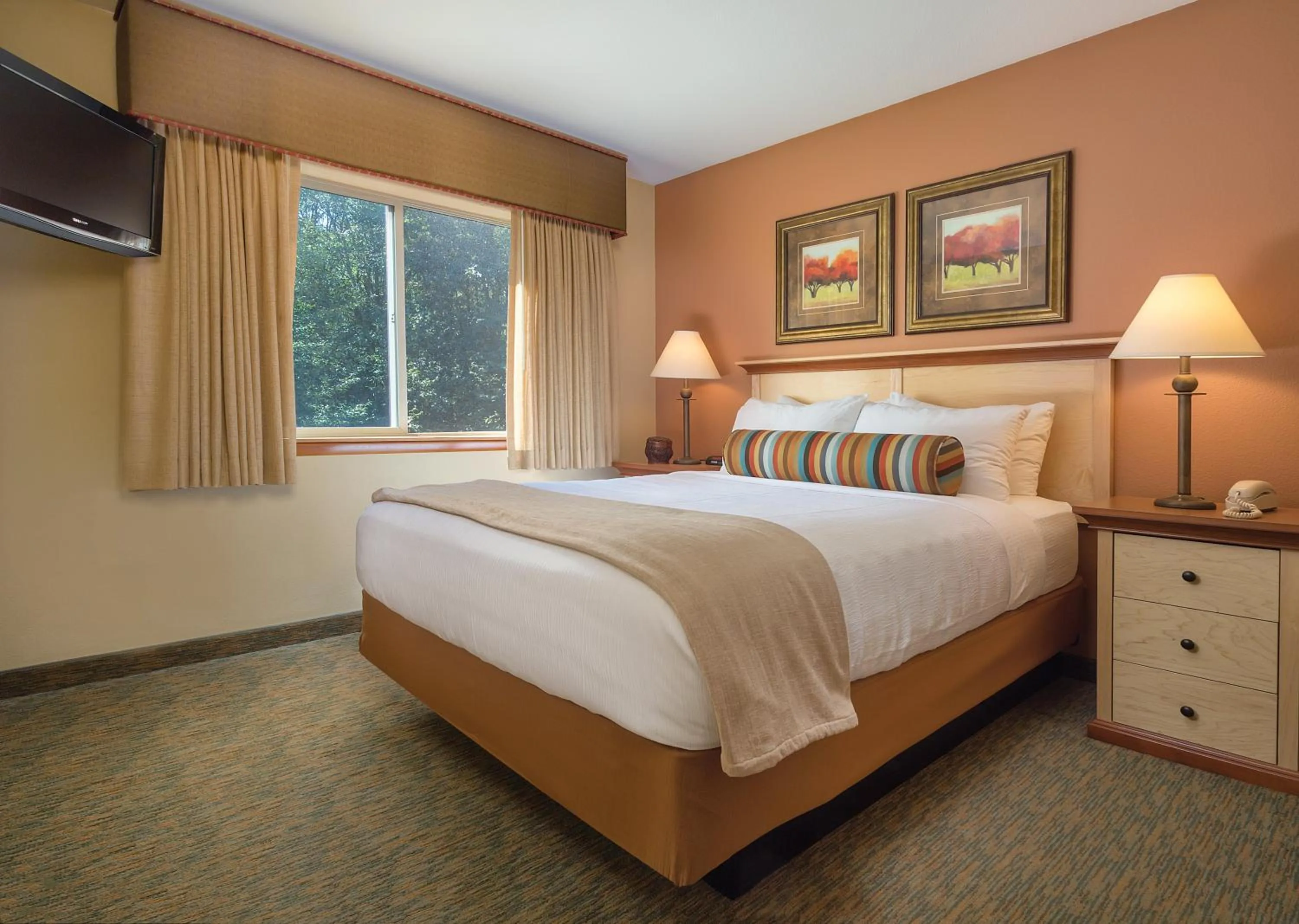 Photo of the whole room, Bed in Whispering Woods Resort