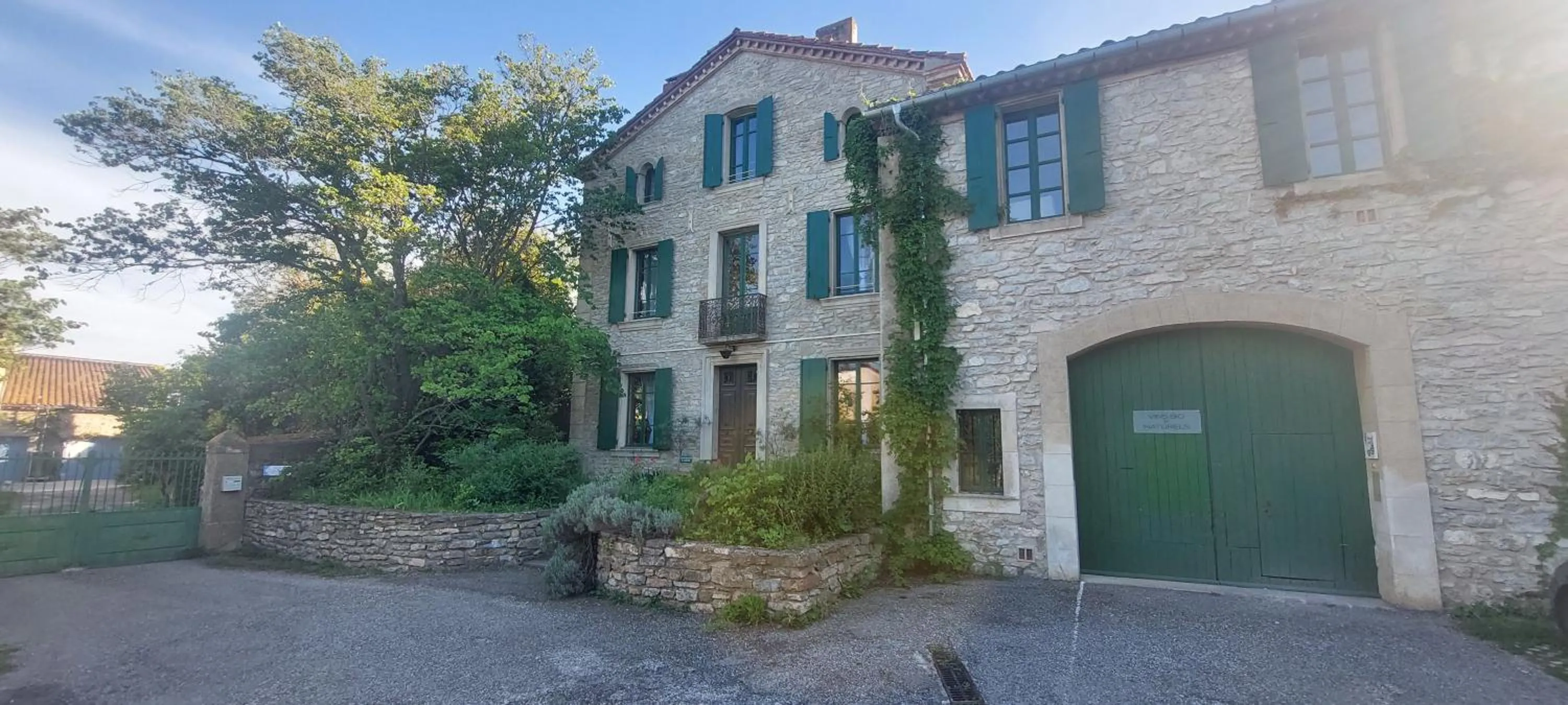 Property building in Mas Montluzia