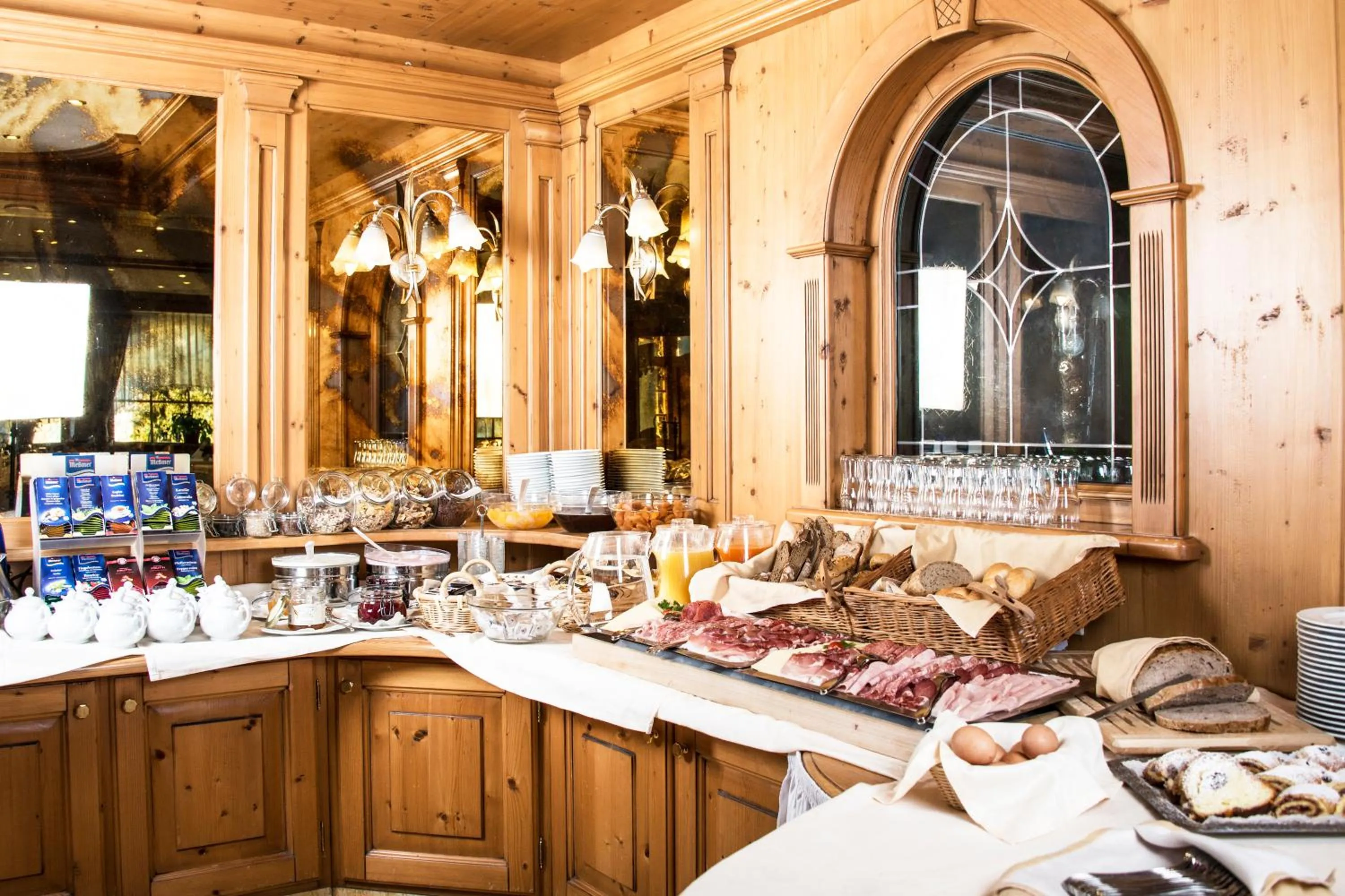 Buffet breakfast in Turmhotel Gschwendt