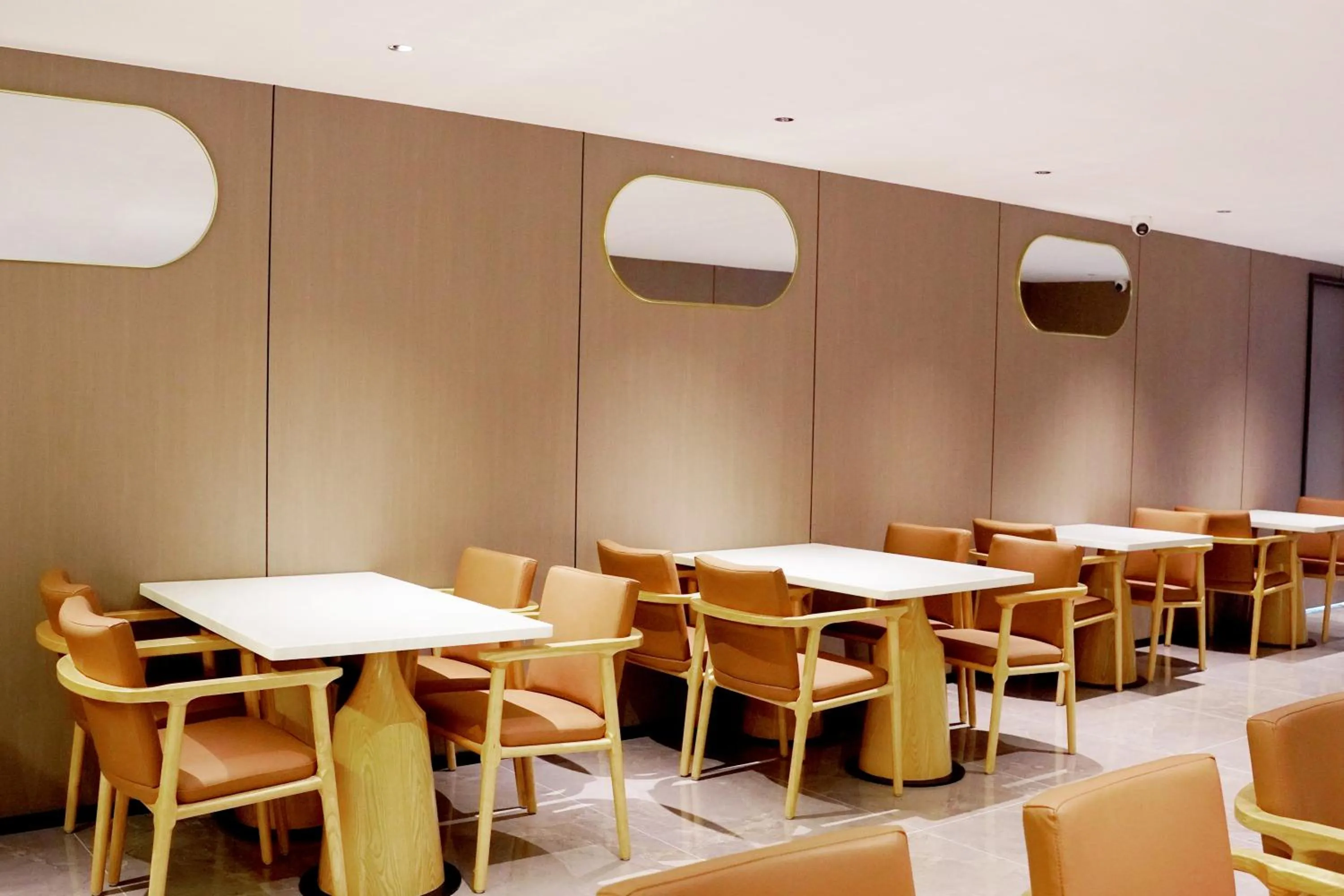 Restaurant/places to eat in L-sevenhotel