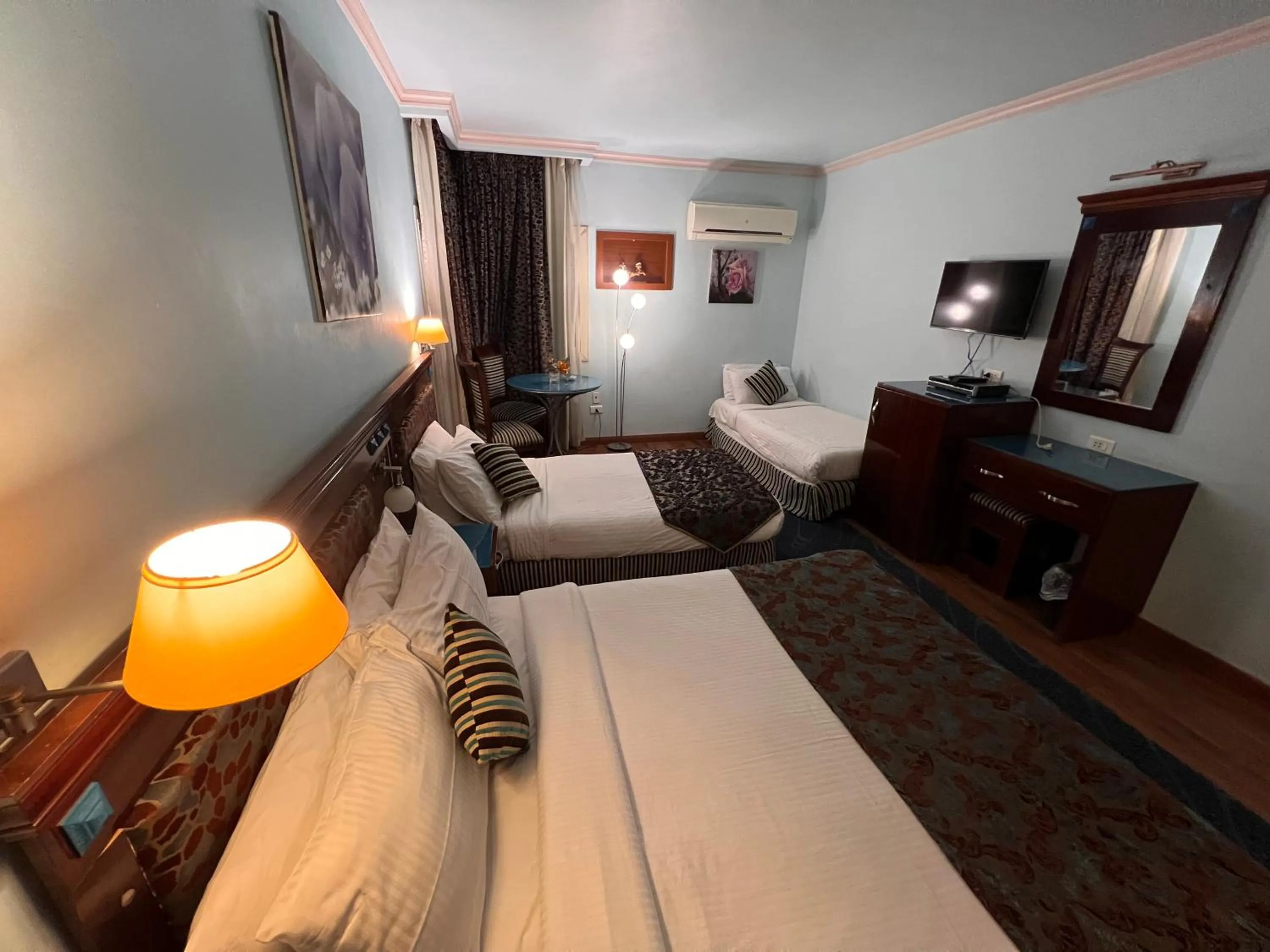 Bedroom, Bed in Santana Hotel Cairo