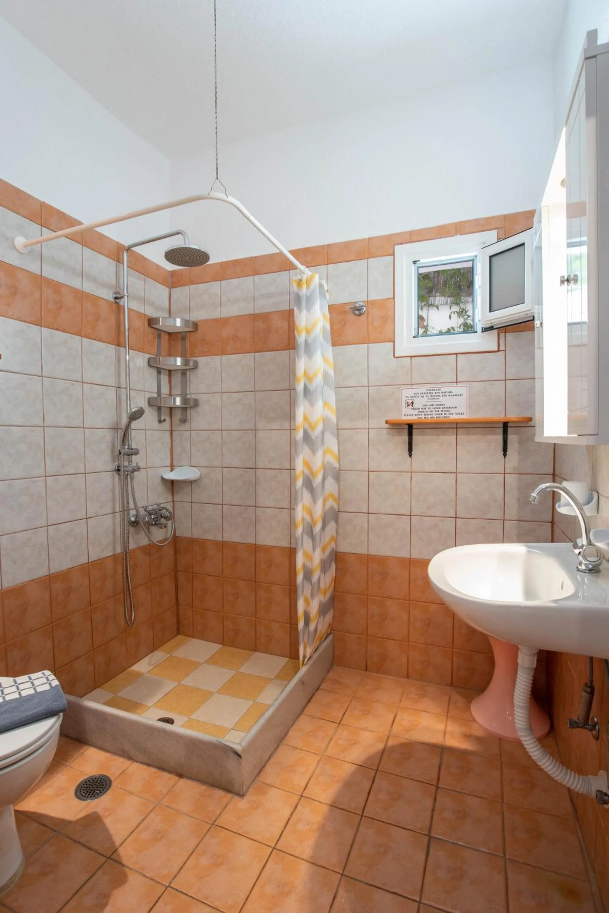 Shower in Kontaratos Studios & Apartments