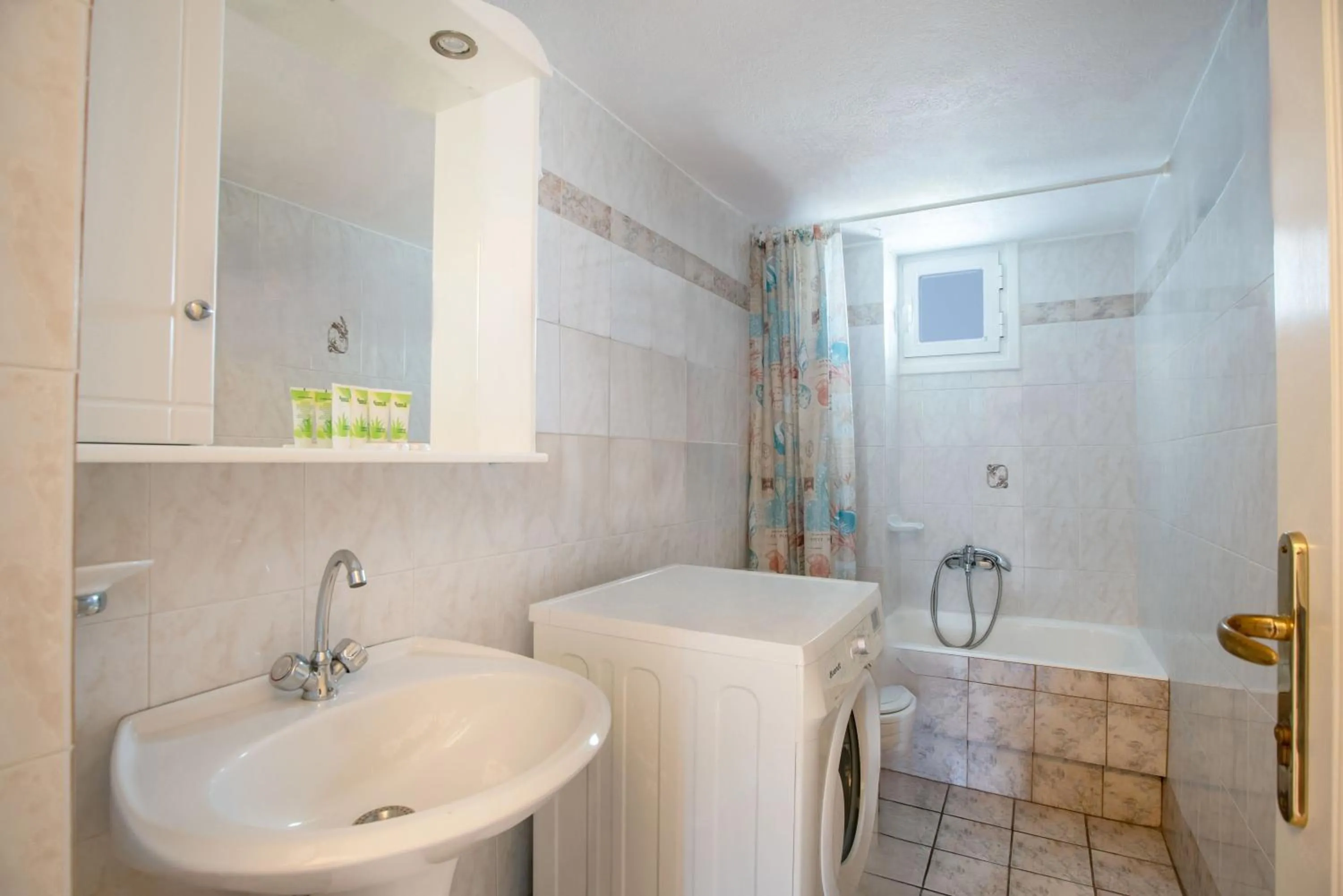 Shower in Kontaratos Studios & Apartments