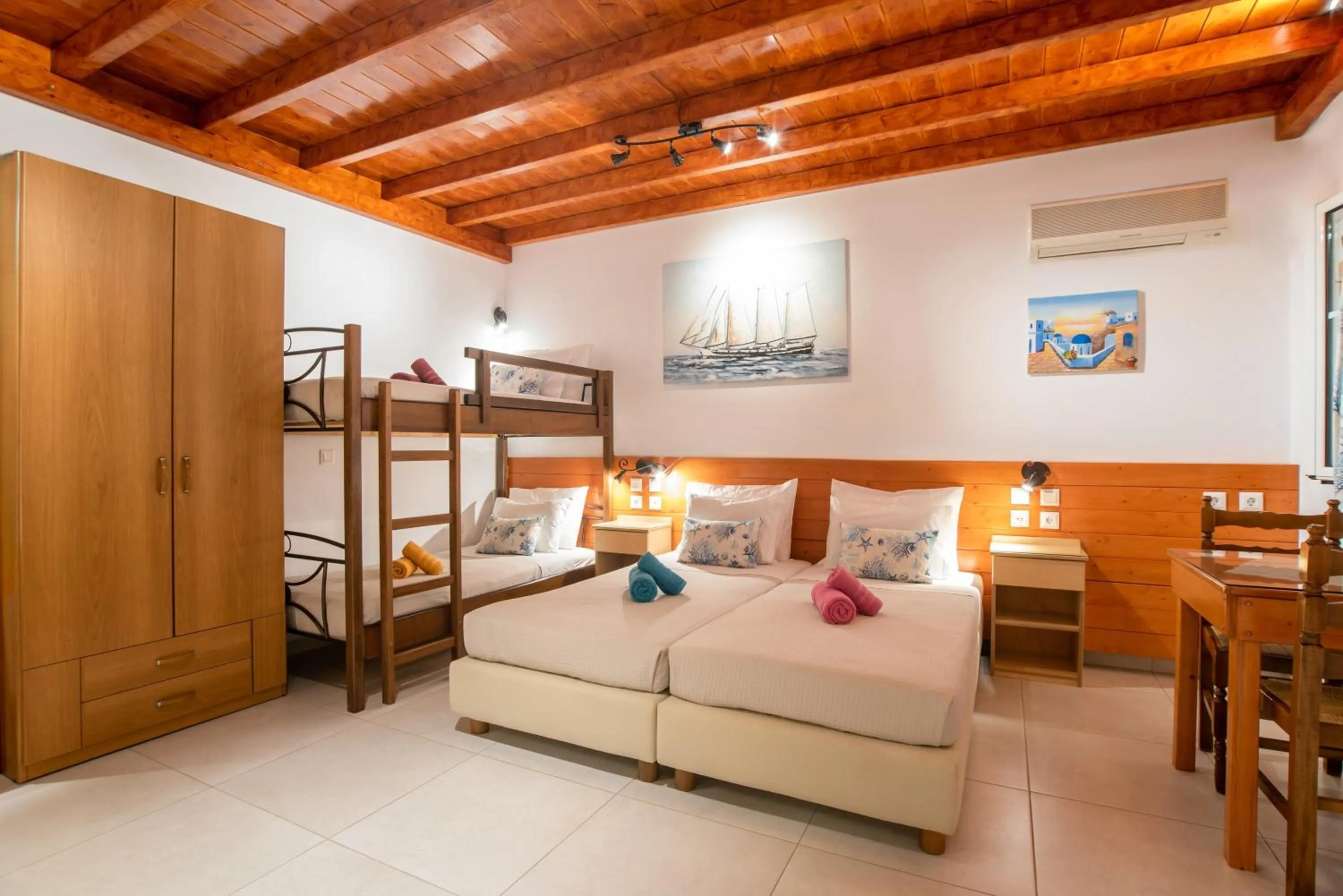 Decorative detail, Bed in Kontaratos Studios & Apartments