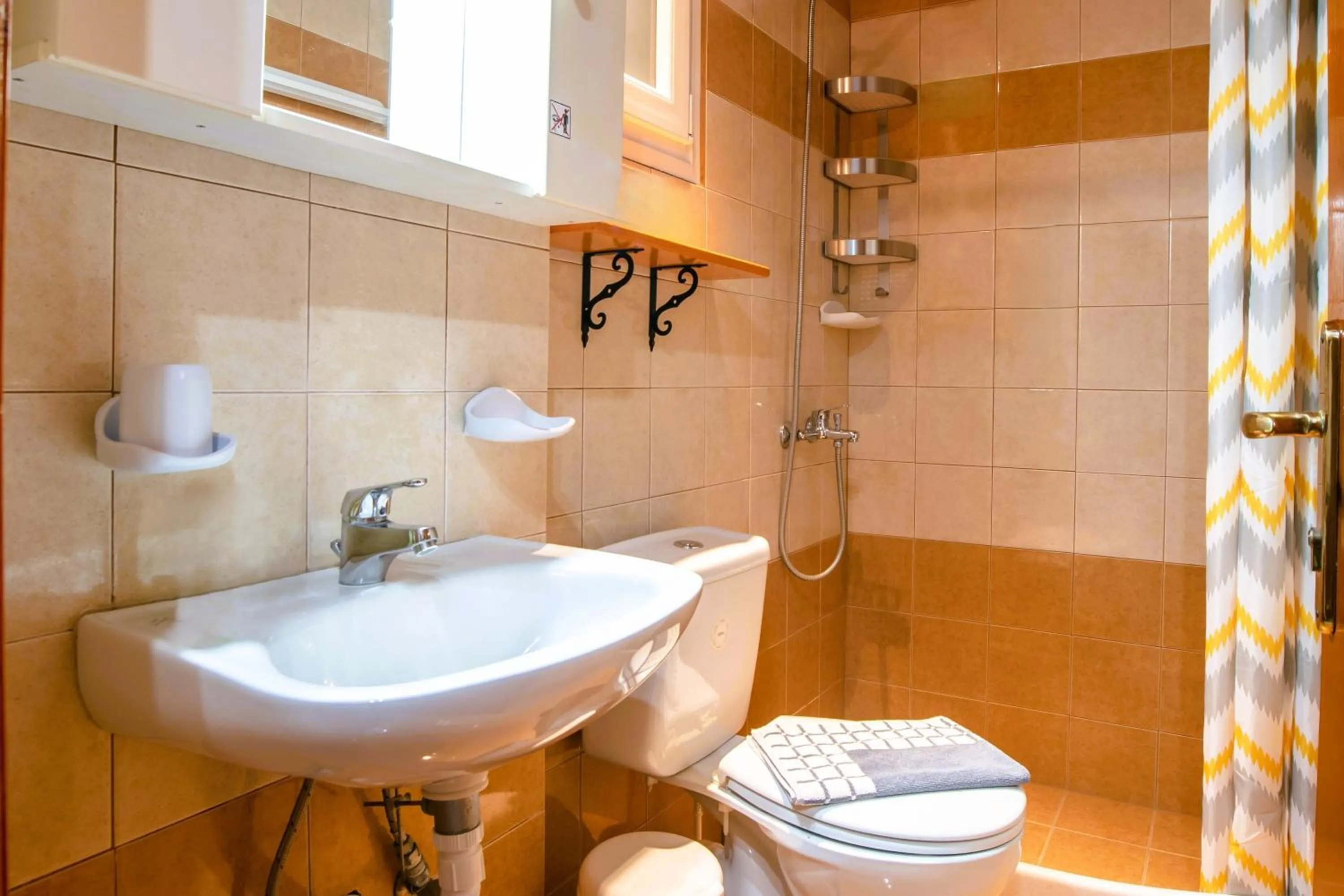 Shower in Kontaratos Studios & Apartments