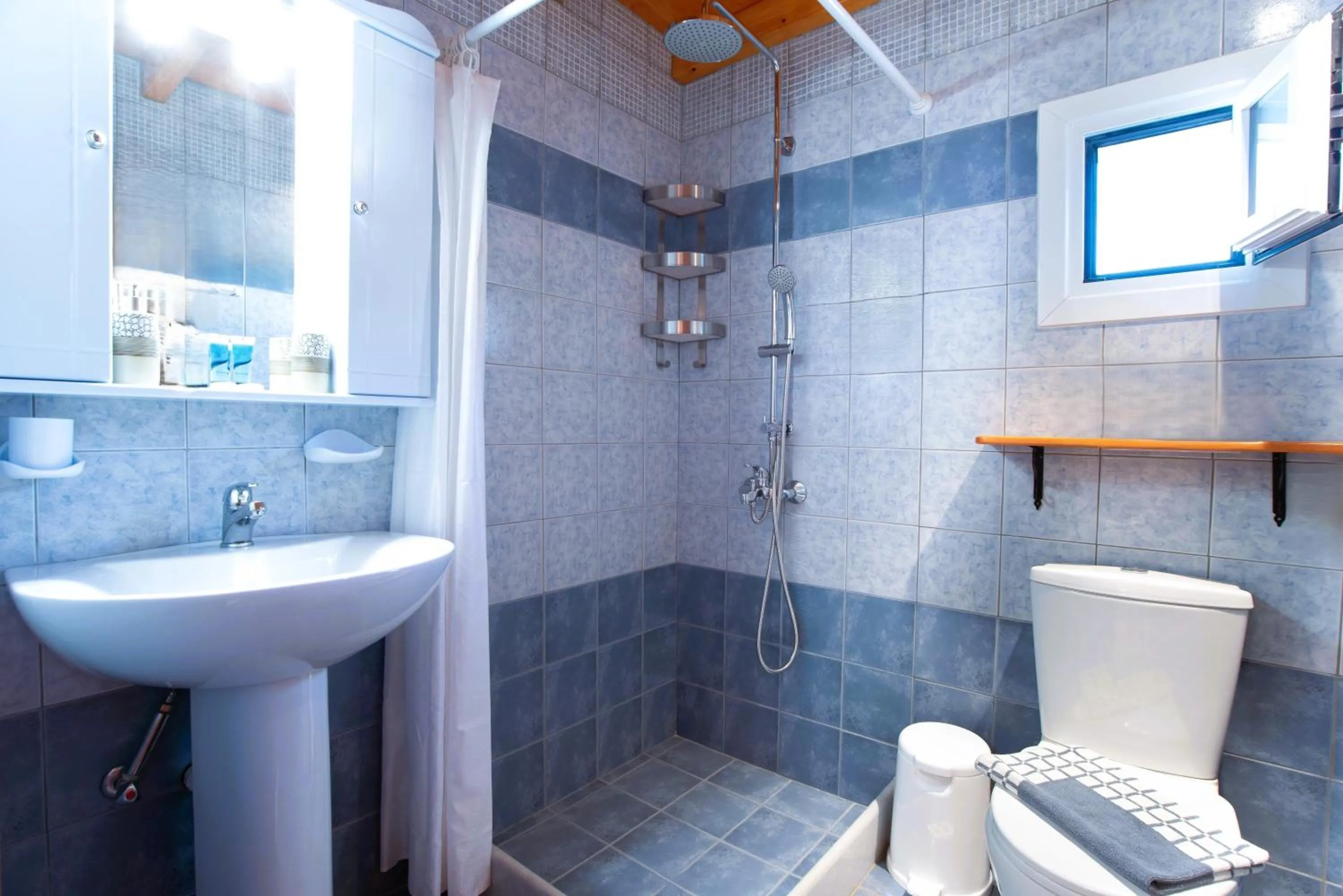 Shower in Kontaratos Studios & Apartments