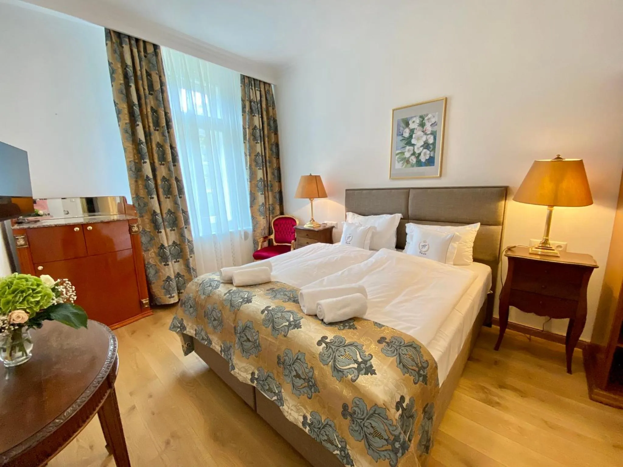 Photo of the whole room, Bed in Hotel "Friedrich-Franz-Palais"