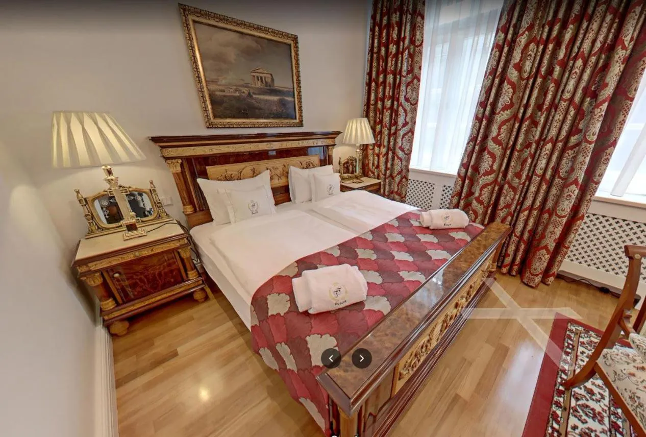 Photo of the whole room, Bed in Hotel "Friedrich-Franz-Palais"