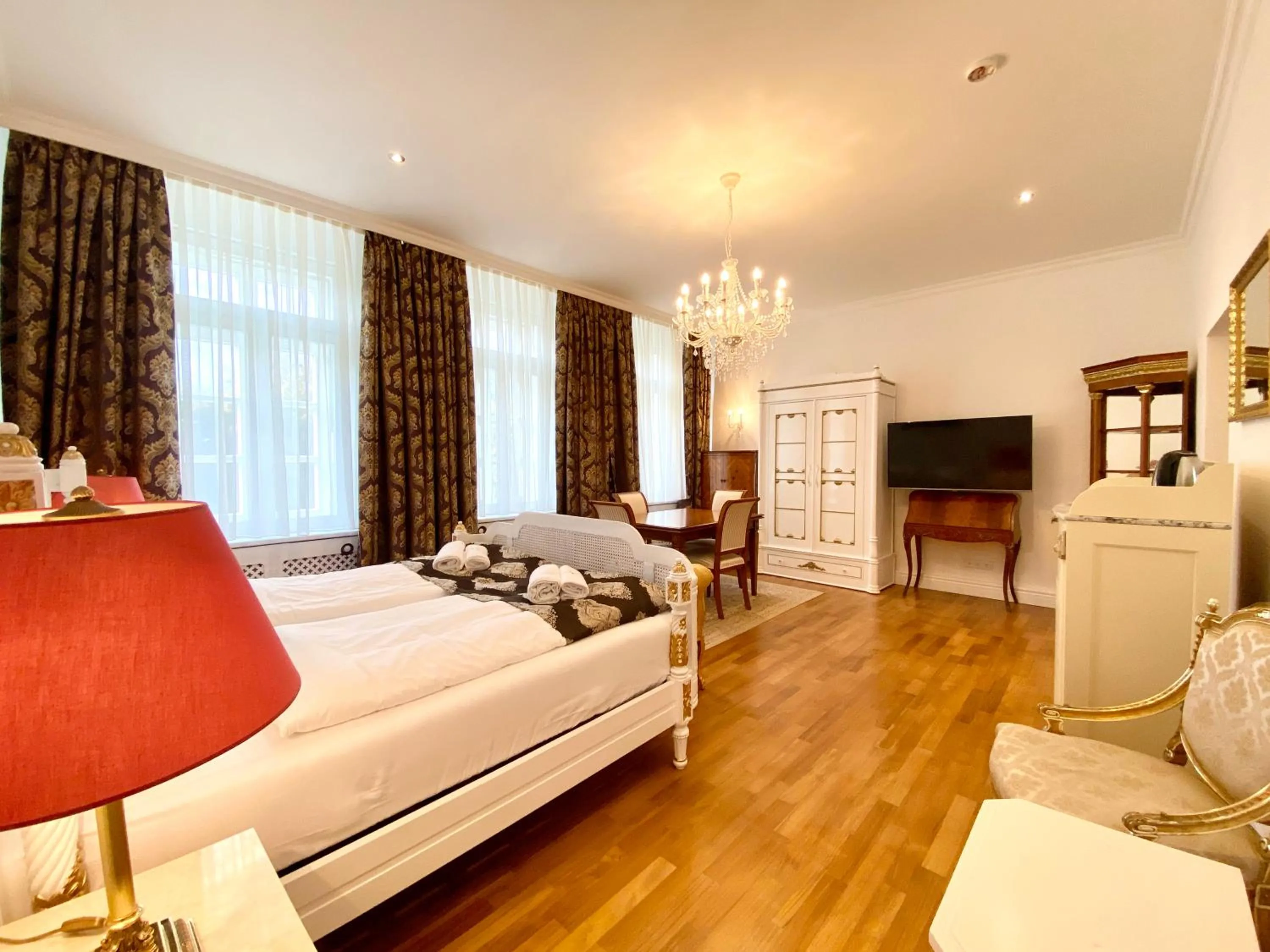 Photo of the whole room, Bed in Hotel "Friedrich-Franz-Palais"