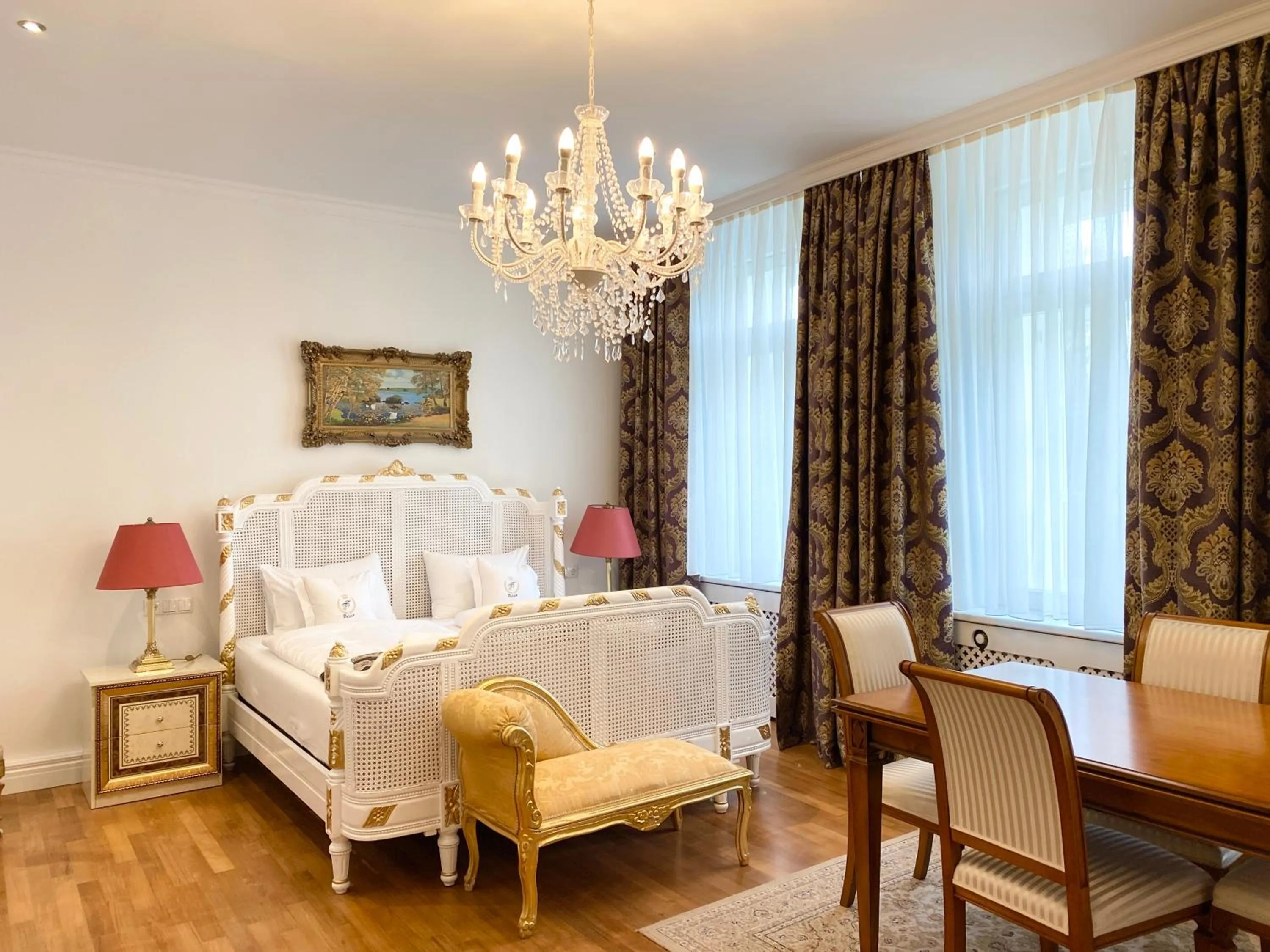 Photo of the whole room, Bed in Hotel "Friedrich-Franz-Palais"