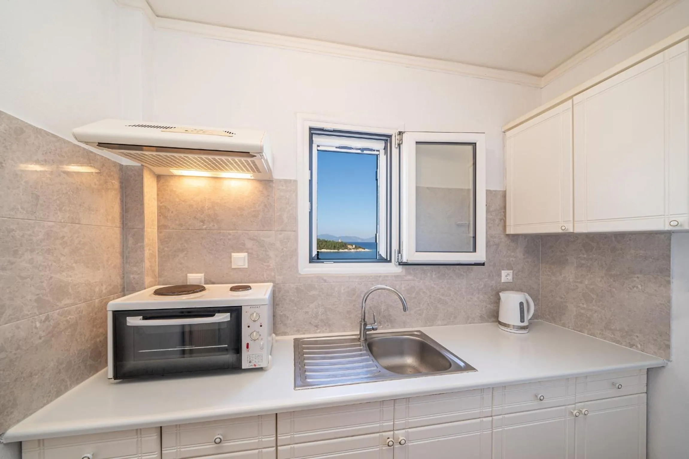 oven in Stella Hotel Apartments